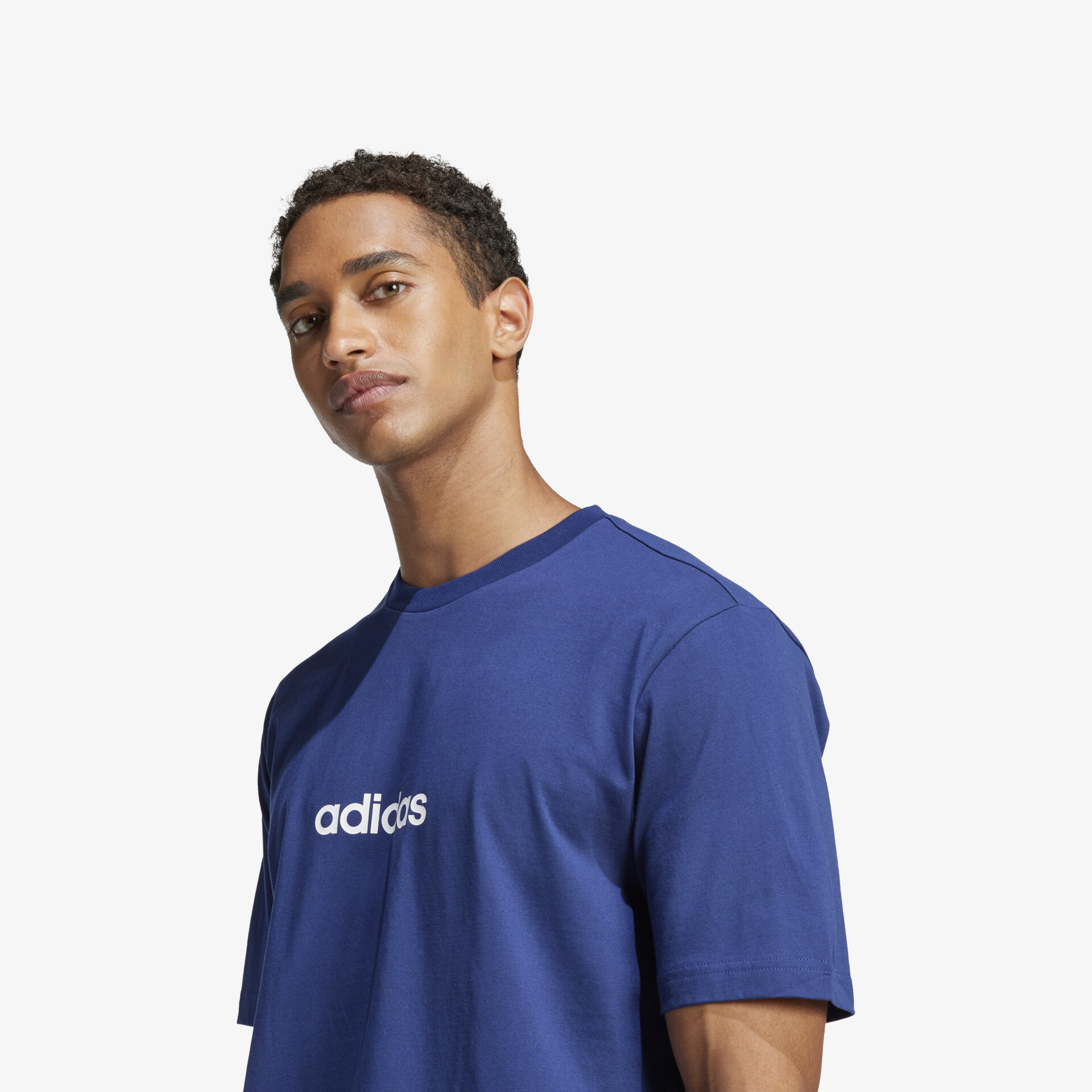 Blaues Adidas T-Shirt mit klassischem Schnitt und sichtbarem Markenlogo, bequem und sportlich im Design