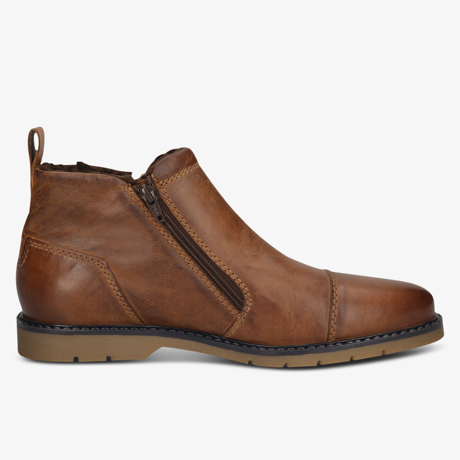 Seitliche Ansicht brauner Lederstiefel mit Reißverschluss und robuster, rutschfester Sohle, komfortabel