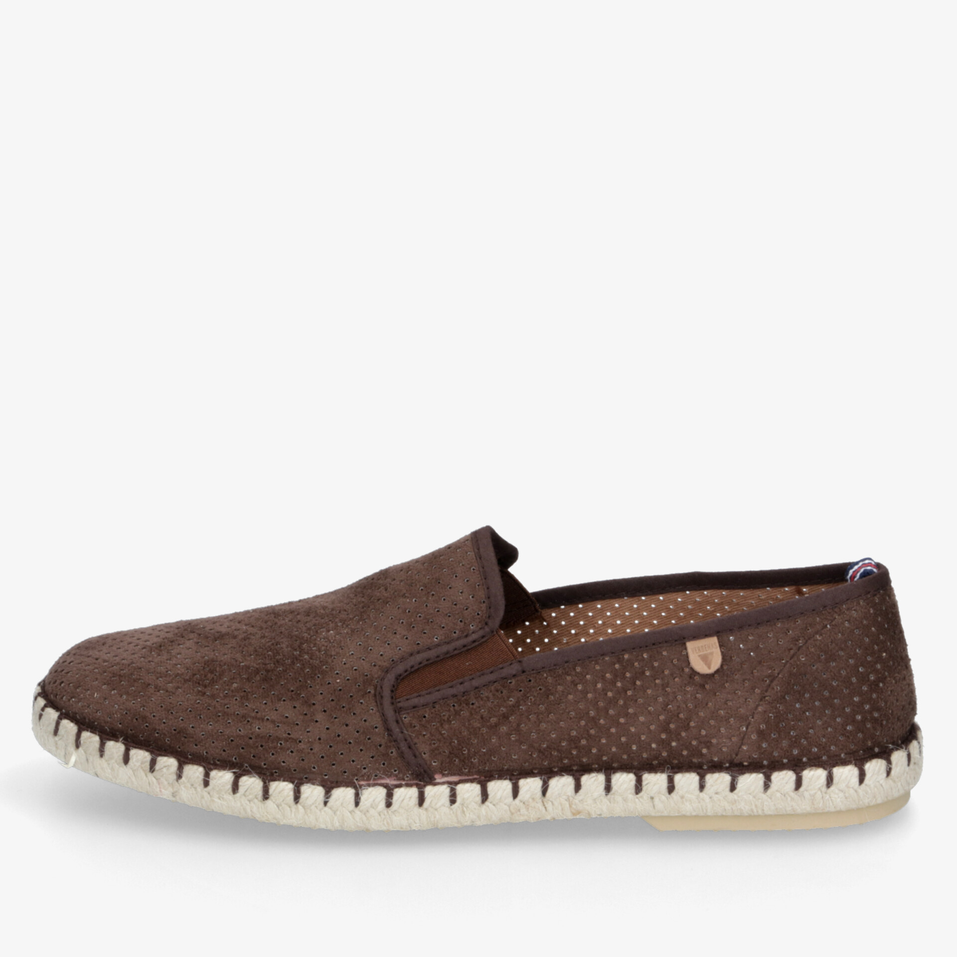 Seitliche Ansicht eines braunen Wildleder-Slippers mit komfortabler Passform und rutschfester Sohle