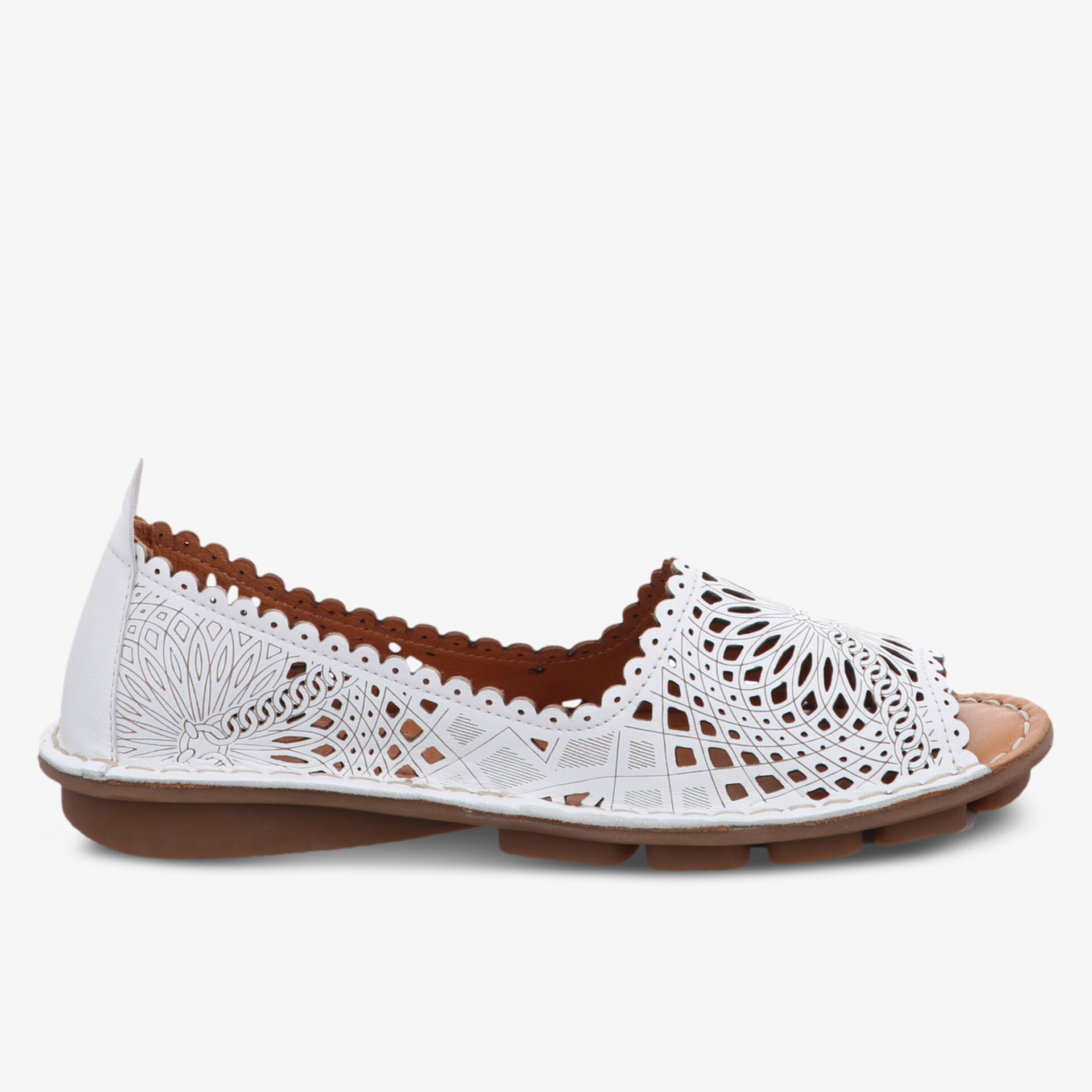 Elegante weiße Sommerschuhe mit luftigem Design und bequemer Sohle.
