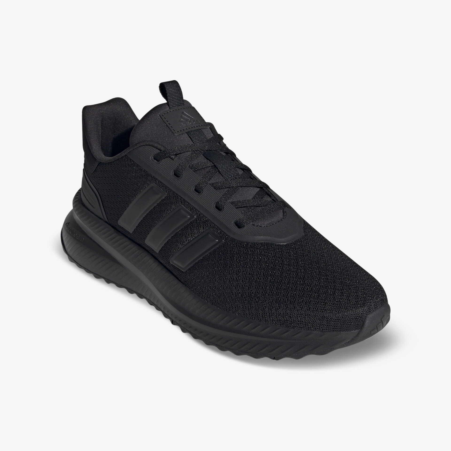 Schwarzer Sneaker in schräger Vorderansicht mit flexiblem Design und atmungsaktivem Material