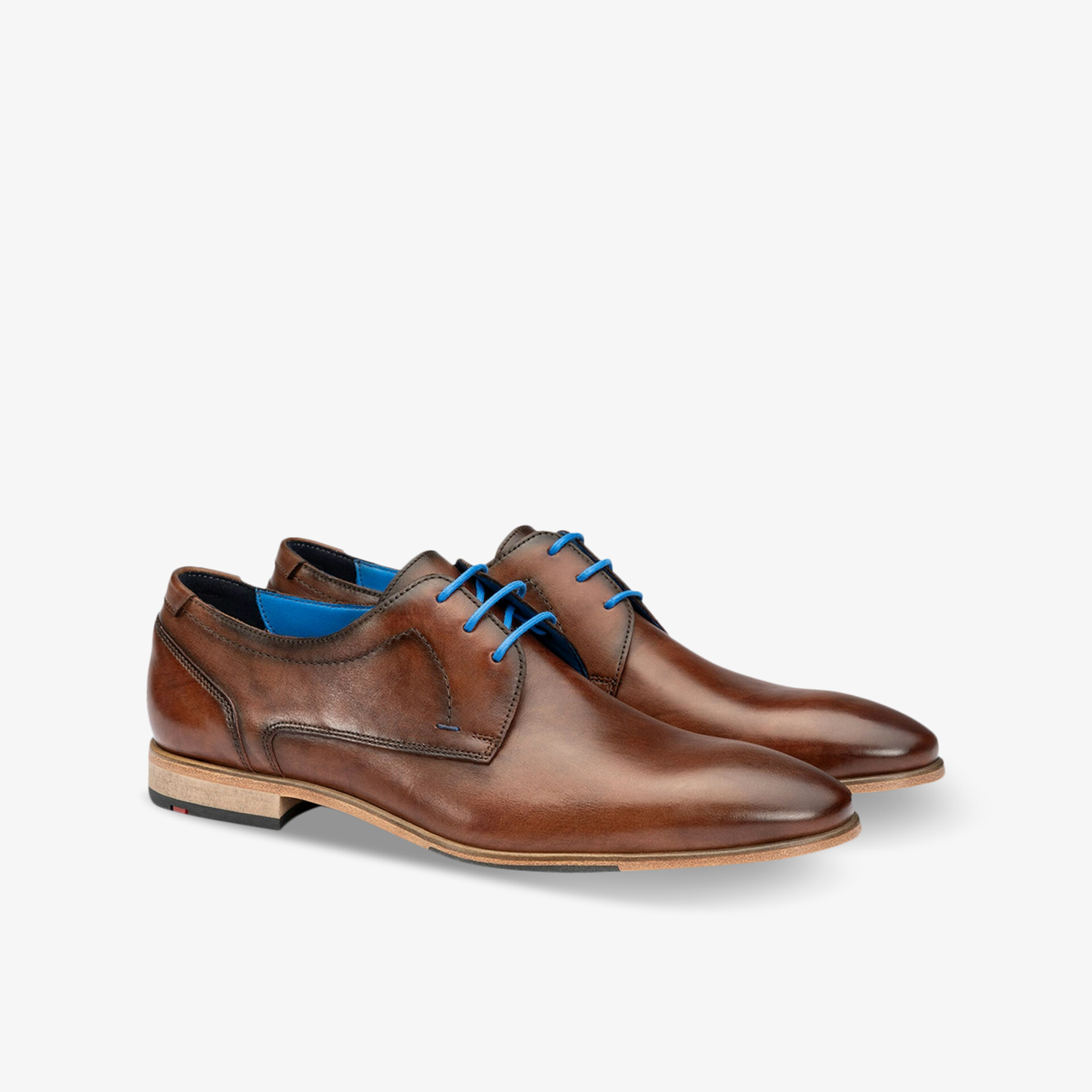 Elegante braune Schnürschuhe im Paar mit hochwertigem Leder und komfortabler Passform in schräger Vorderansicht