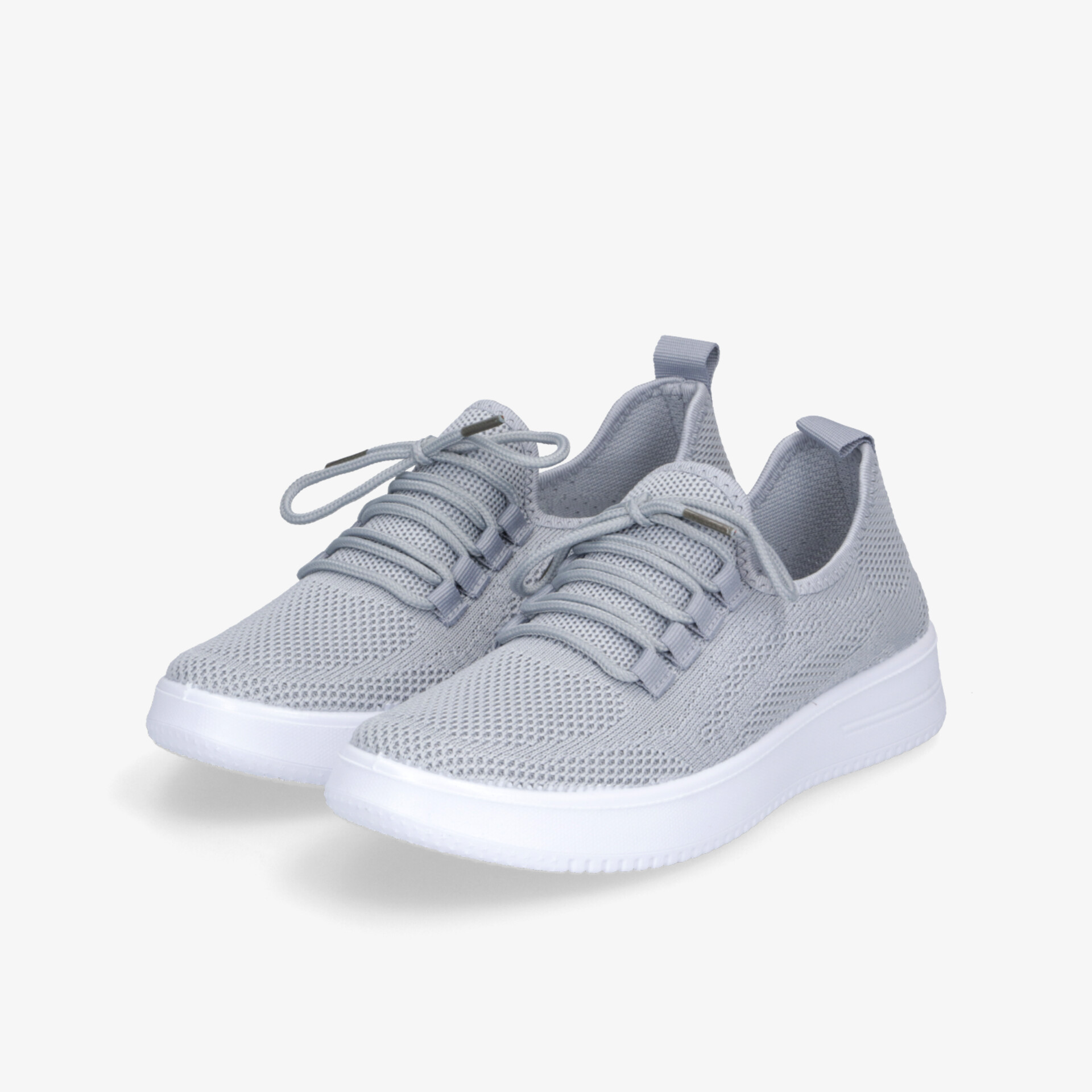 Graue Sportschuhe aus atmungsaktivem Mesh mit flexibler, weißer Sohle und bequemem Tragekomfort