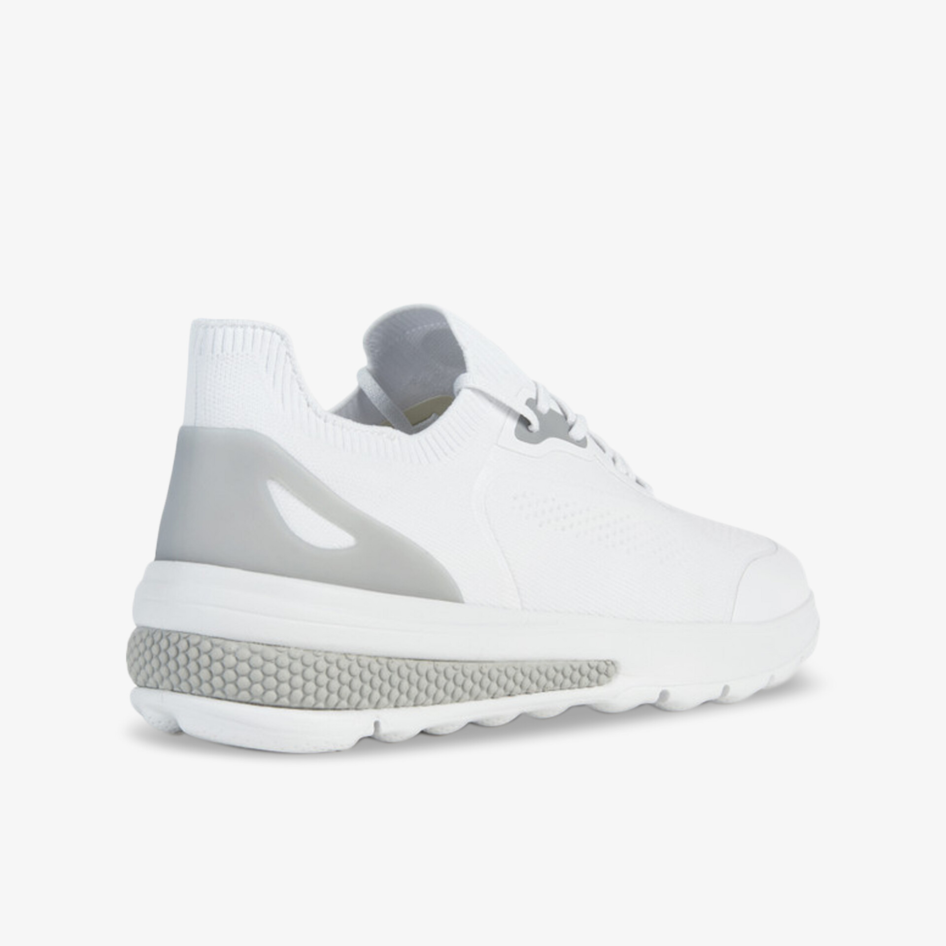 Moderner, weißer Sneaker mit grauen Akzenten und rutschfester Sohle für optimalen Tragekomfort.