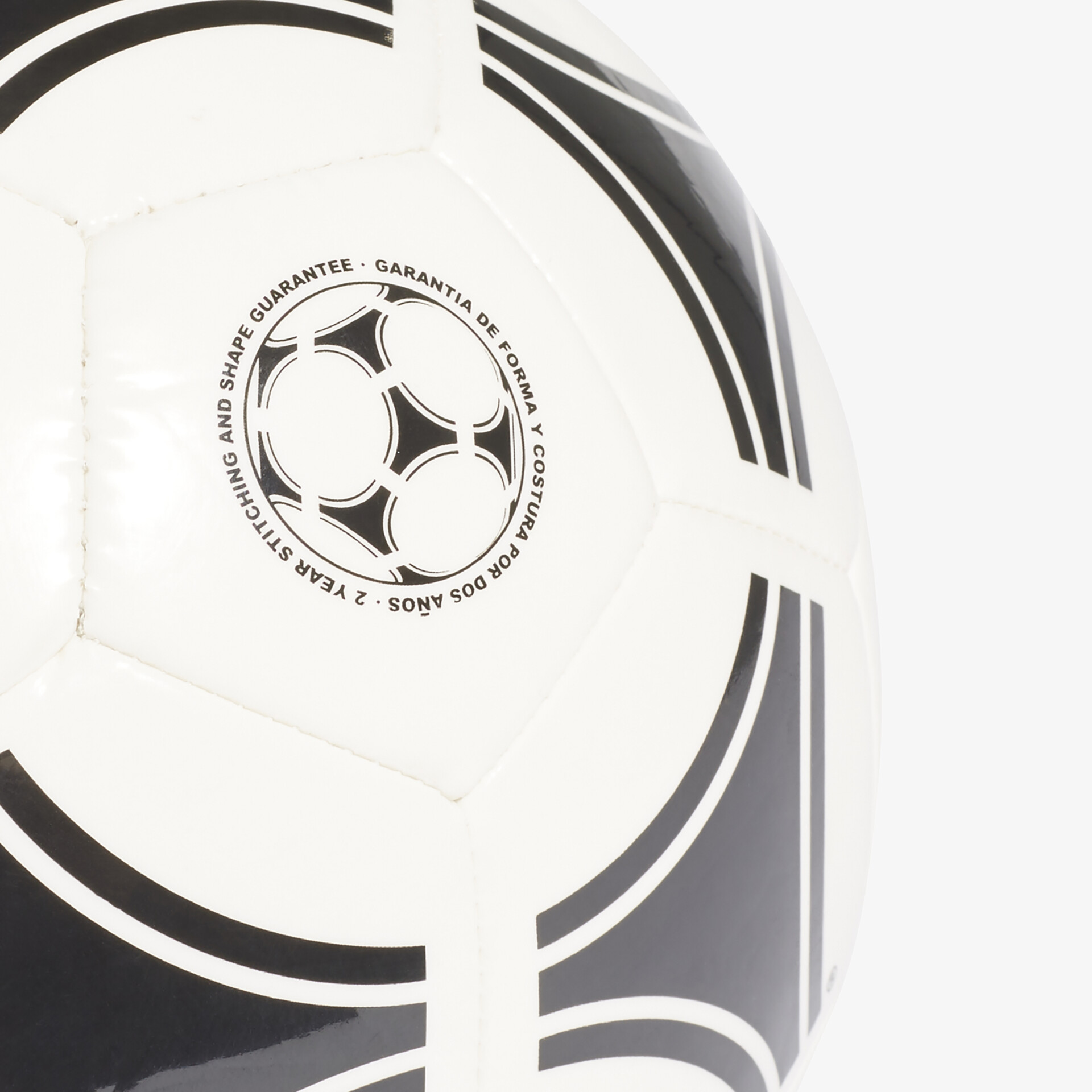 Schwarz-weißer Fußball mit klaren Linien und hochwertiger Verarbeitung für professionelle Spiele und Training