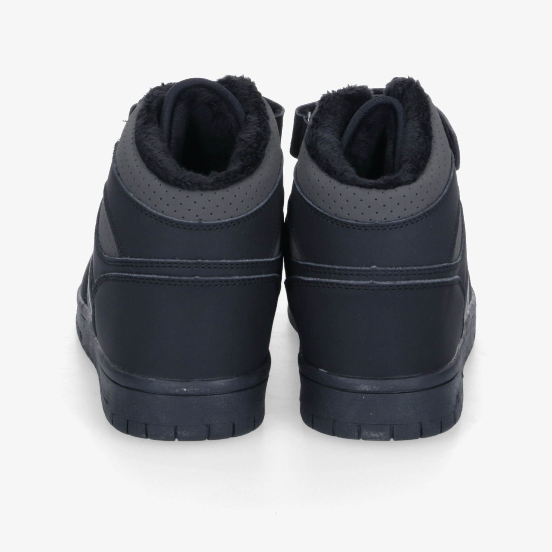 Schwarze hohe Sneaker Rückansicht mit robuster und gepolsterter Verarbeitung für hohen Tragekomfort