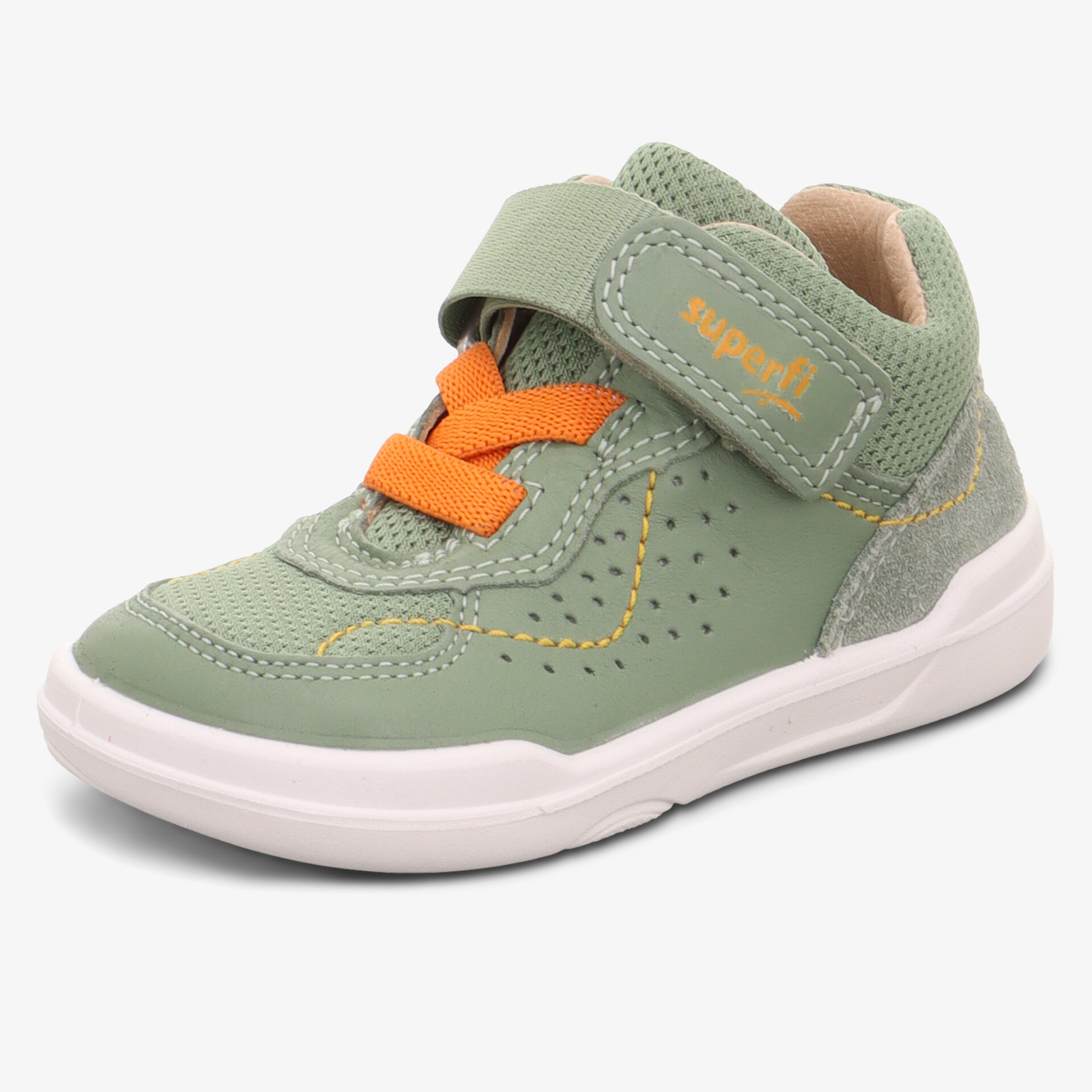 grüner Kinderschuh mit orangefarbenen Schnürsenkeln und Klettverschluss, bequeme und rutschfeste Sohle