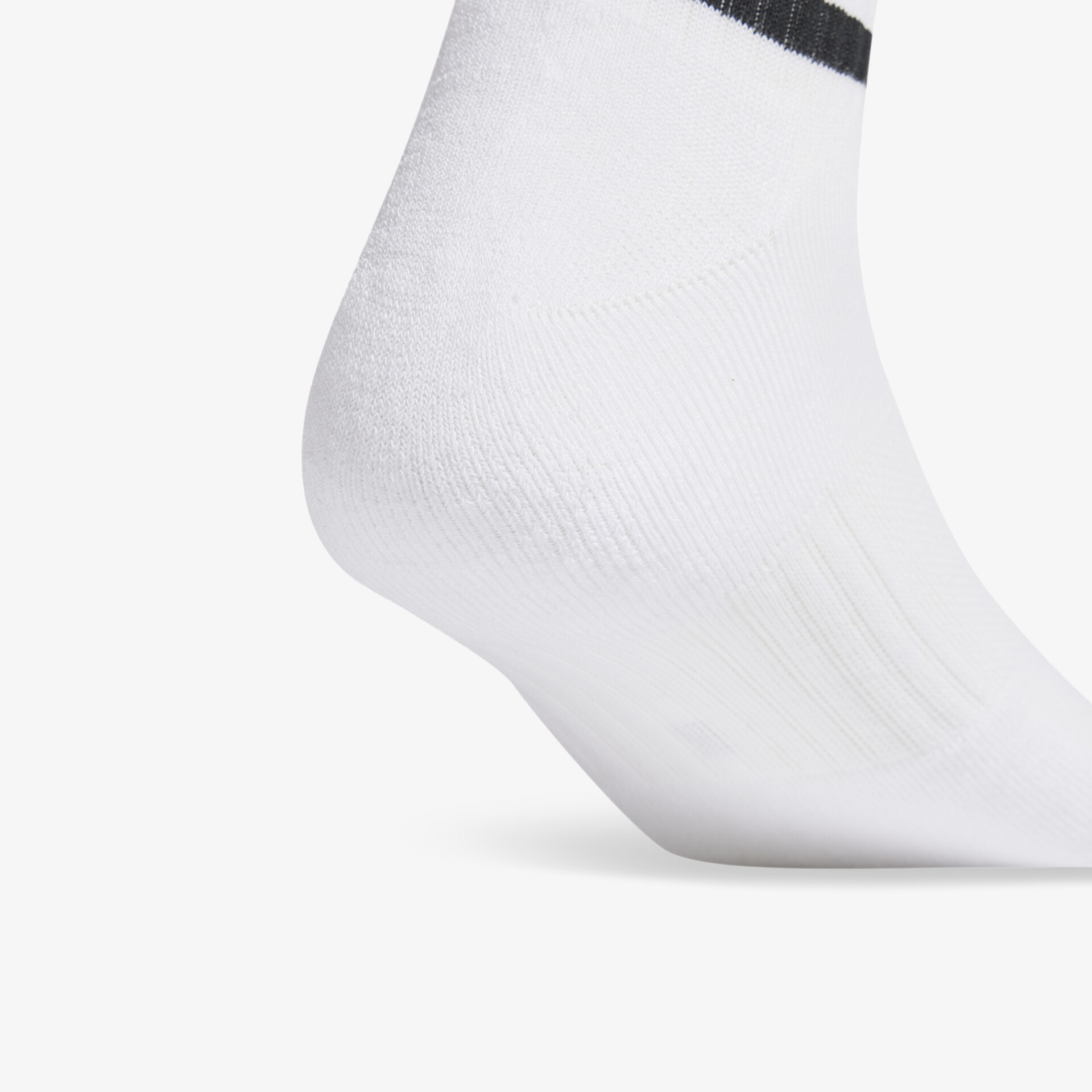 Enganliegende weiße Knöchelsocke aus atmungsaktivem und bequemem Material, ideal für sportlichen Komfort