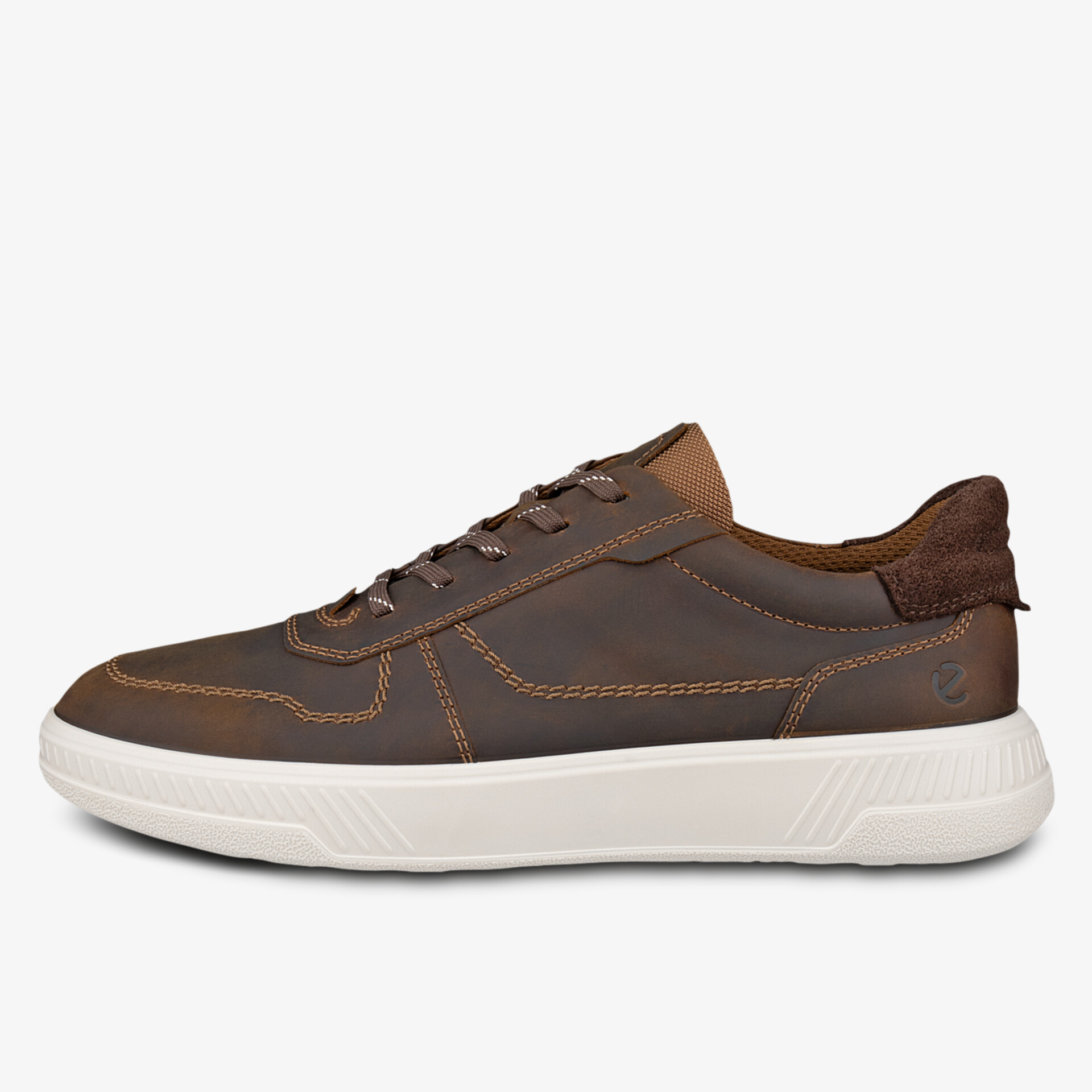 Leichter und komfortabler brauner Sneaker mit weißer Sohle und modernem, sportlichen Design seitlich