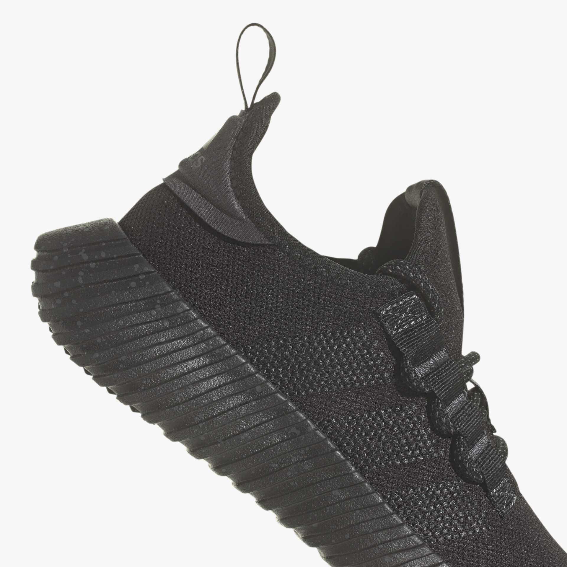 Moderner schwarzer Sportschuh mit stylischem Design und rutschfester Sohle, seitliche Ansicht.