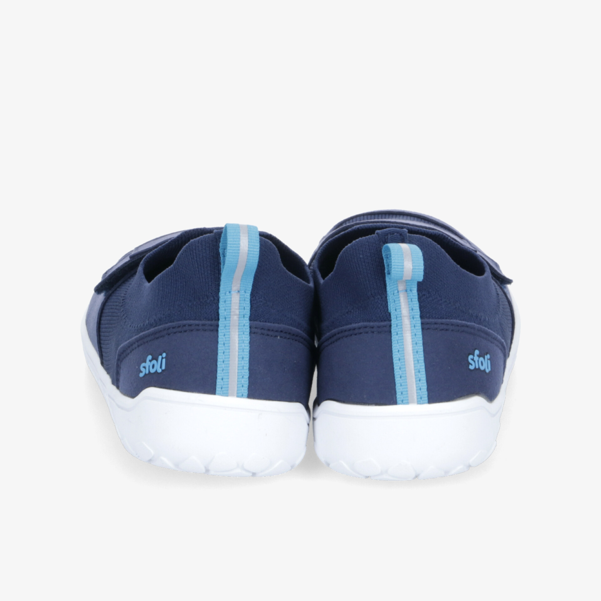 Rückansicht von sportlichen blauen Schuhen mit weißer Sohle, bequem und leicht für den Alltag