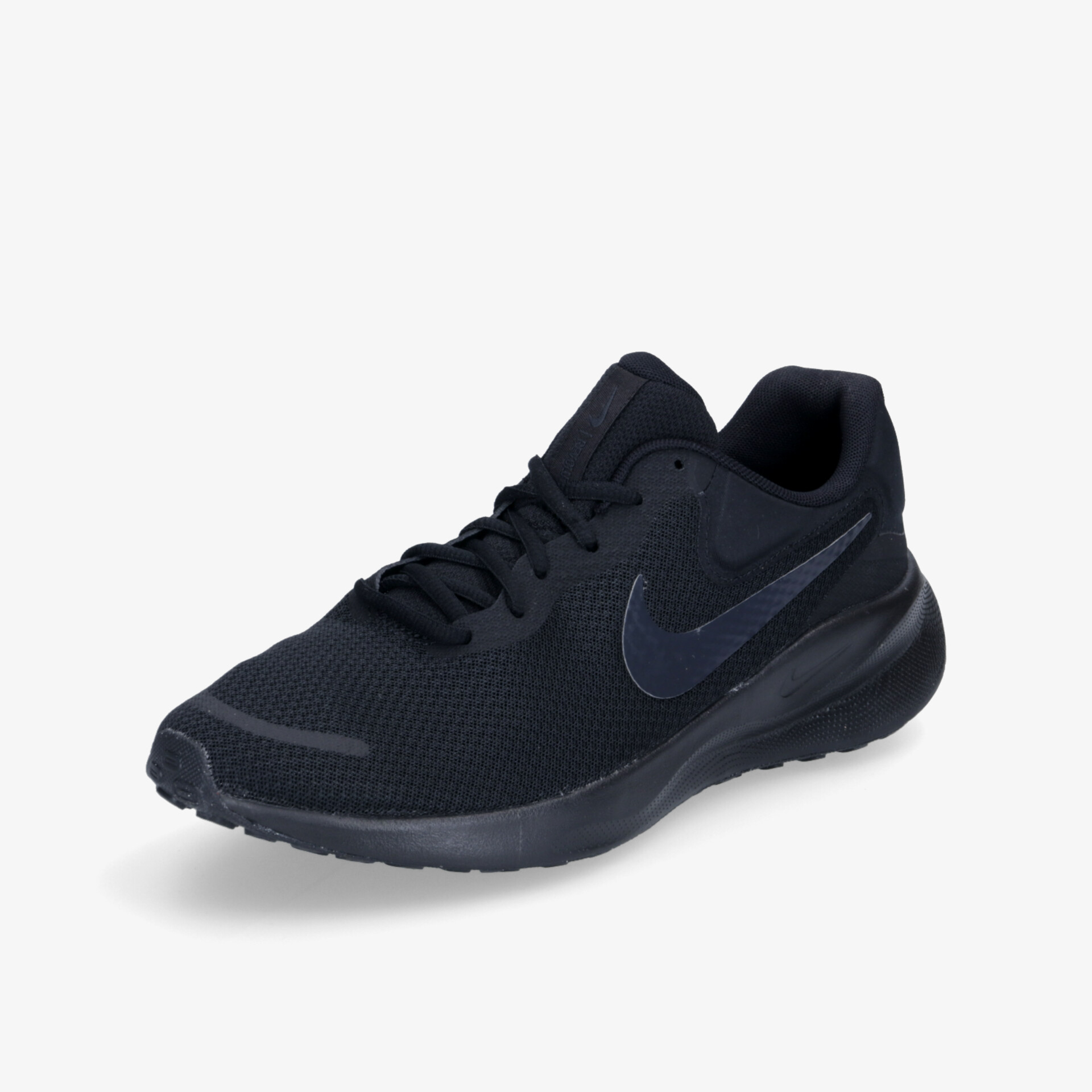 Leichter schwarzer Sportschuh mit atmungsaktivem Material, rutschfester Sohle und modernem Design in 3/4-Ansicht