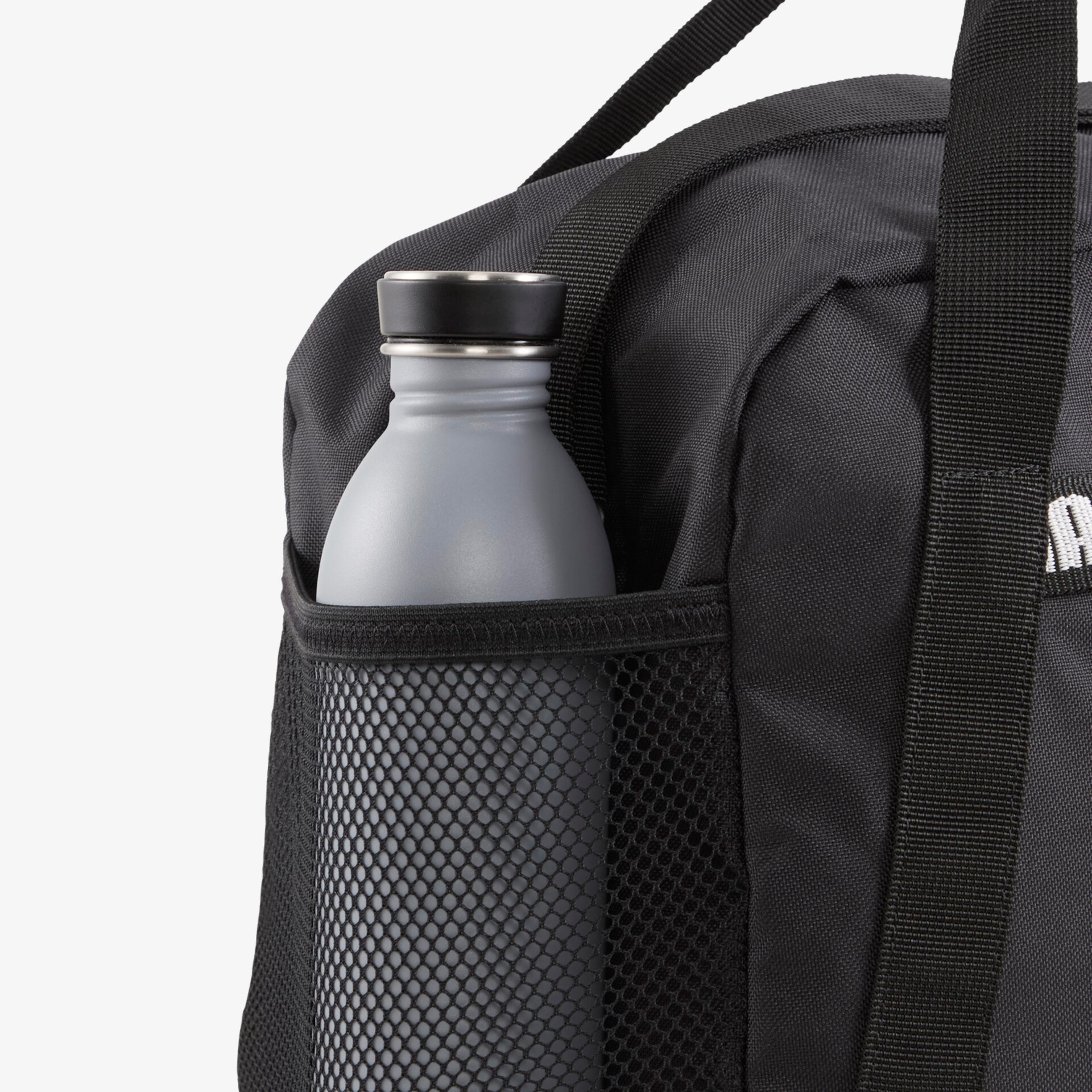 Detailaufnahme von Netzfach an schwarzer Sporttasche mit grauer Wasserflasche