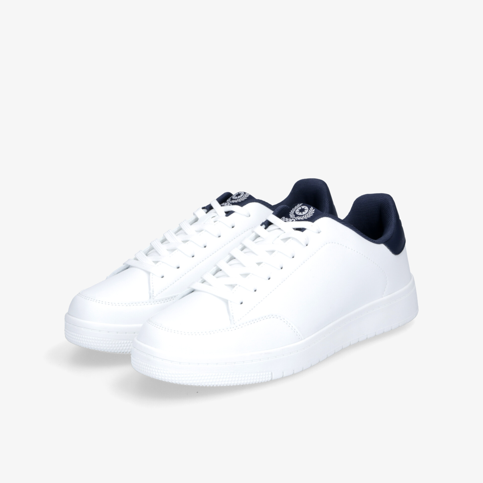 Weißes Sneaker-Paar mit sportlichem, schlichtem Design und bequemer Passform für den Alltag.