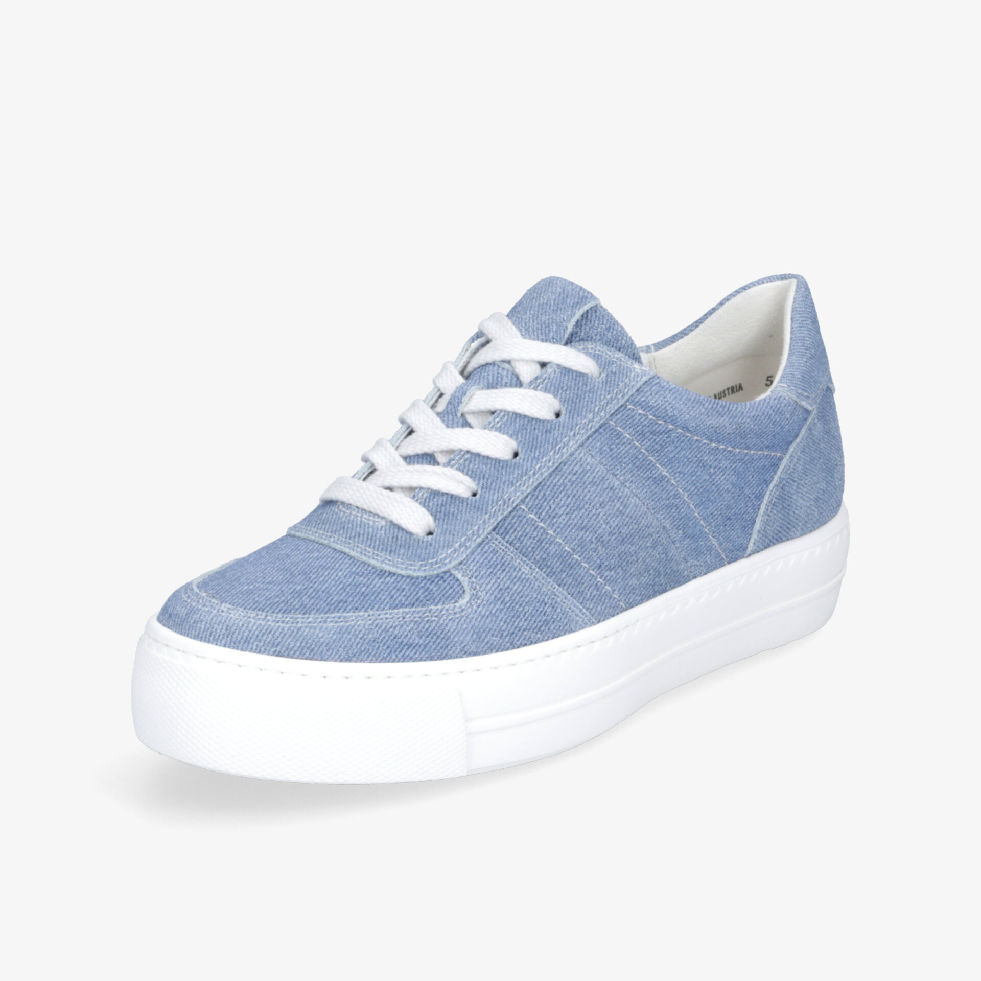 Blauer Canvas-Sneaker mit weißen Schnürsenkeln und bequemer weißer Sohle in schräger Vorderansicht