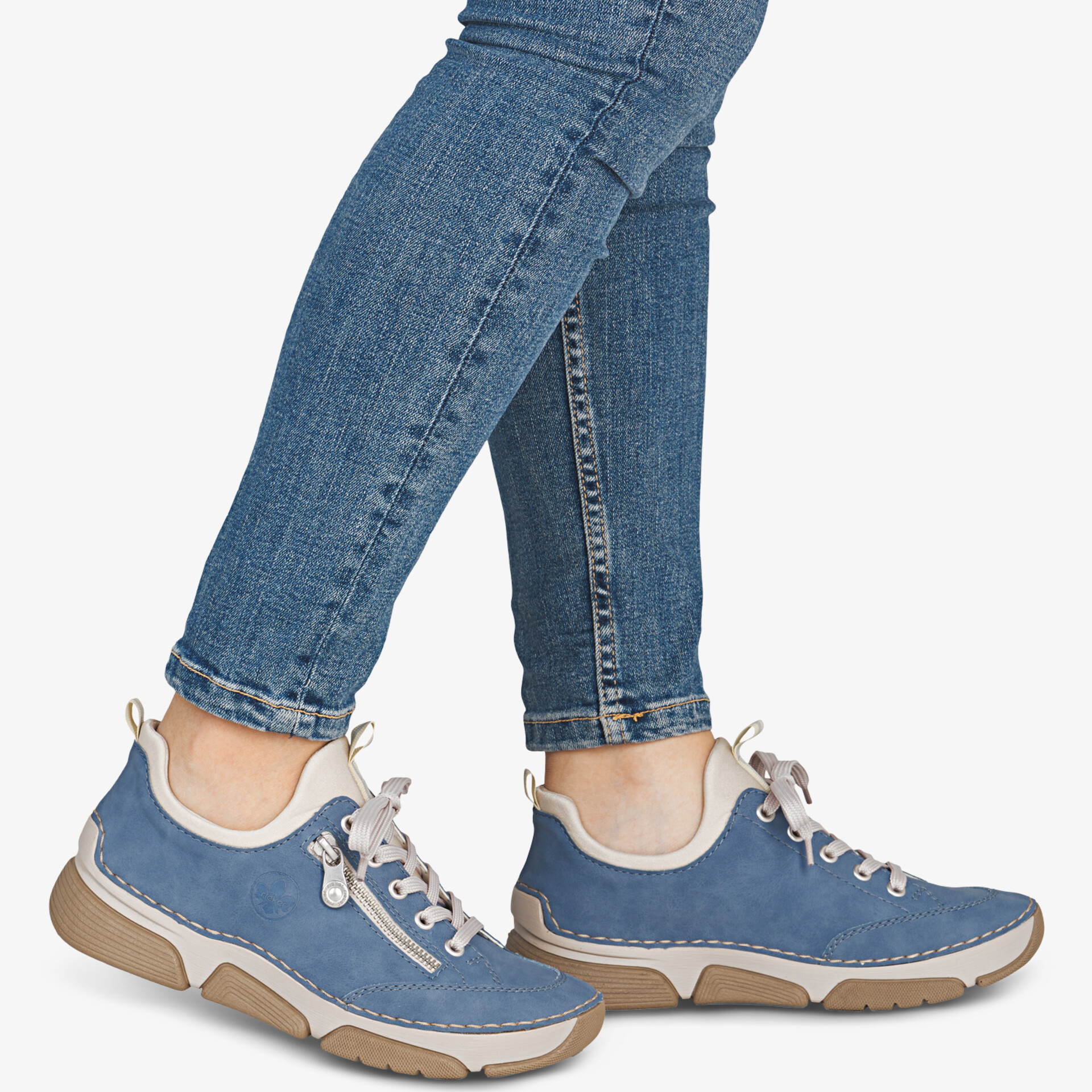 Stylische blaue Freizeitschuhe mit robustem Sohlenprofil für optimalen Komfort und modisches Design.