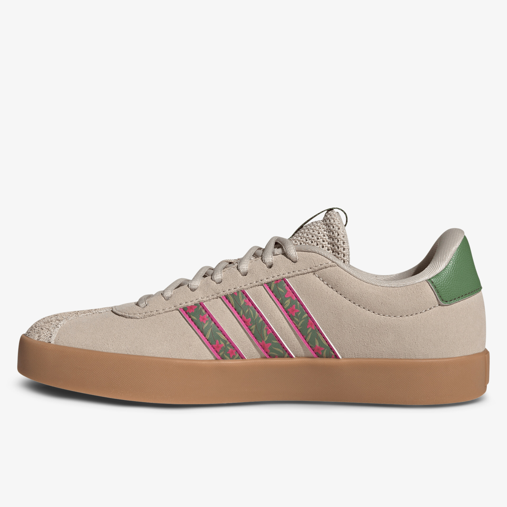 Seitliche Ansicht eines bequemen und stylischen Sportschuhs mit robustem Design und kontrastfarbenen Streifen