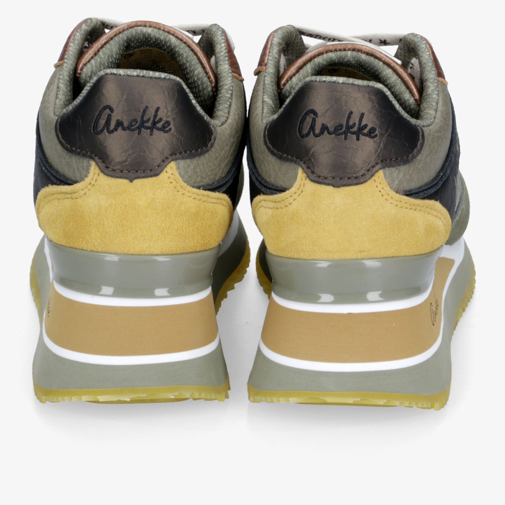 Moderne, mehrfarbige Turnschuhe mit komfortabler Sohle und stilvollem, robustem Design.