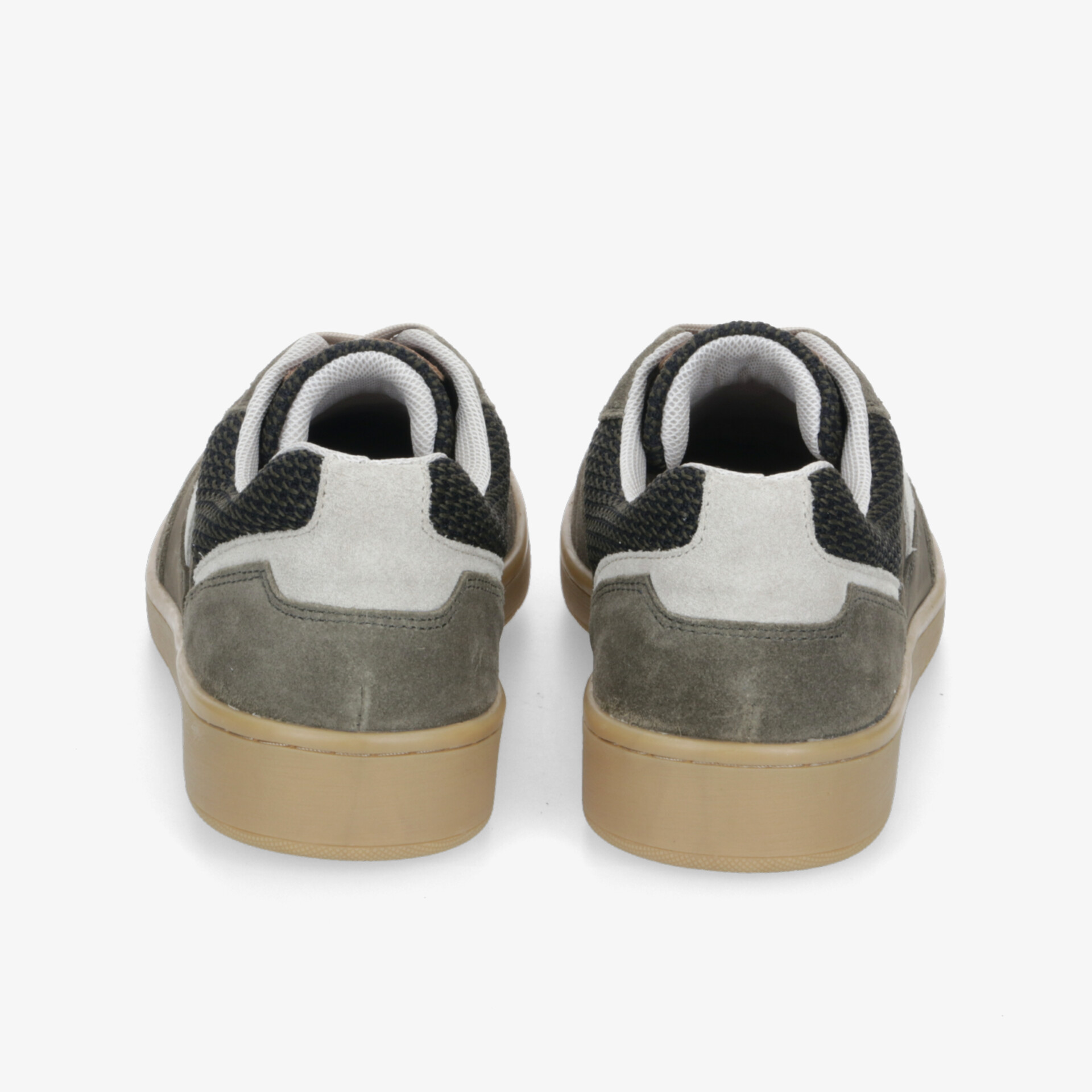 Bequeme und stilvolle Schuhe im Paar, Rückansicht zeigt robuste Sohlen und hochwertige Materialien