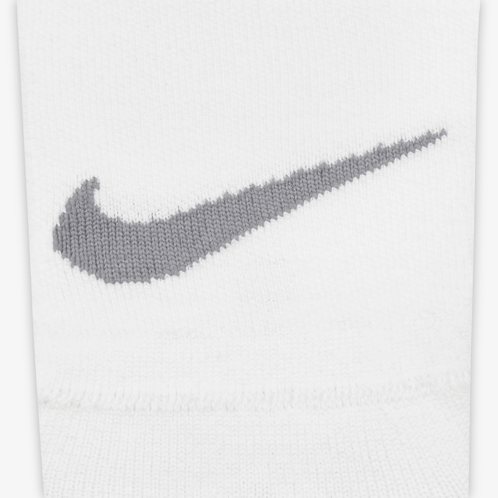 Detailansicht des grauen Nike Logos auf weißem Hintergrund, klar und sportlich gestaltet