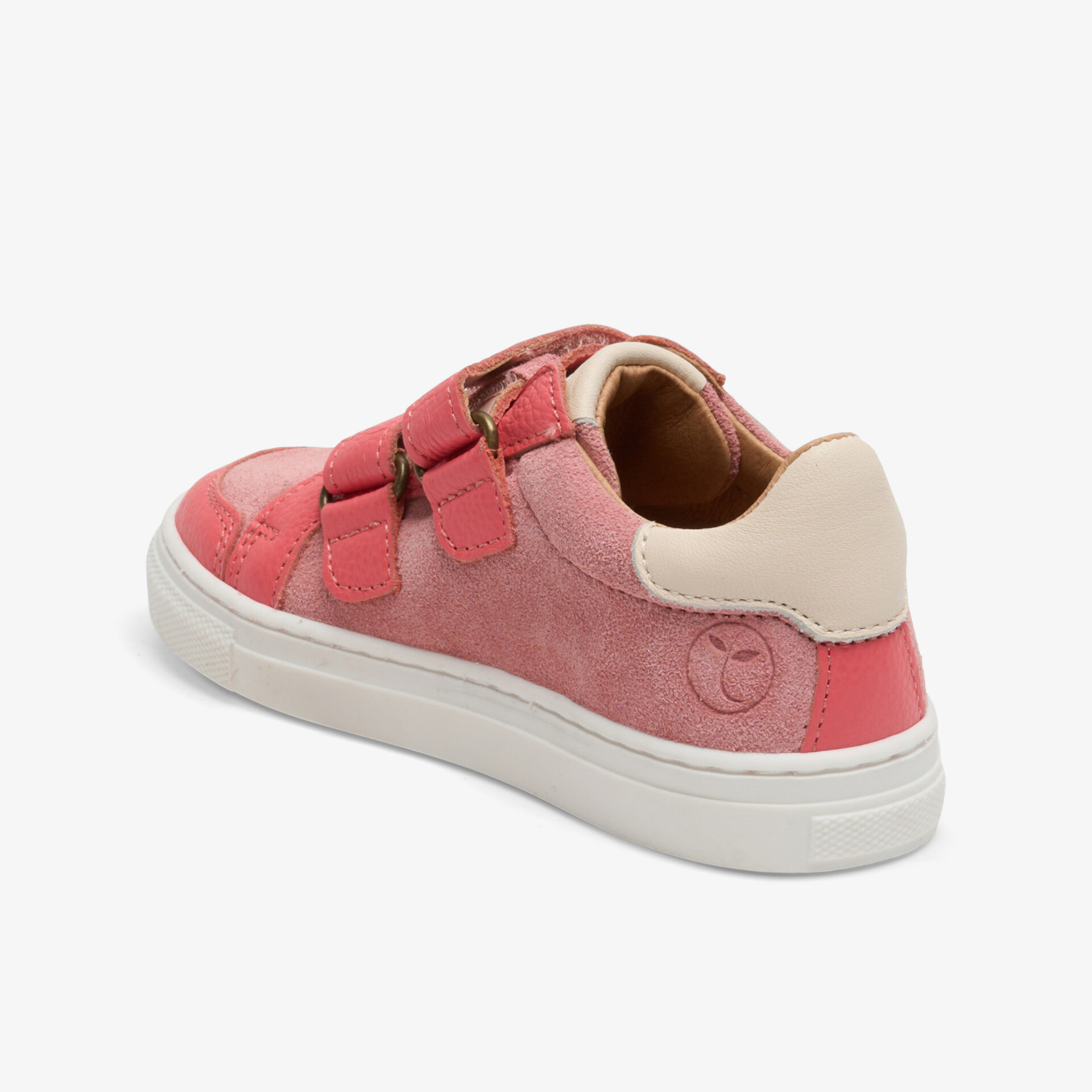 Seitliche Ansicht eines rosa Velourslederschuhs mit Klettverschluss und robuster weißer Sohle