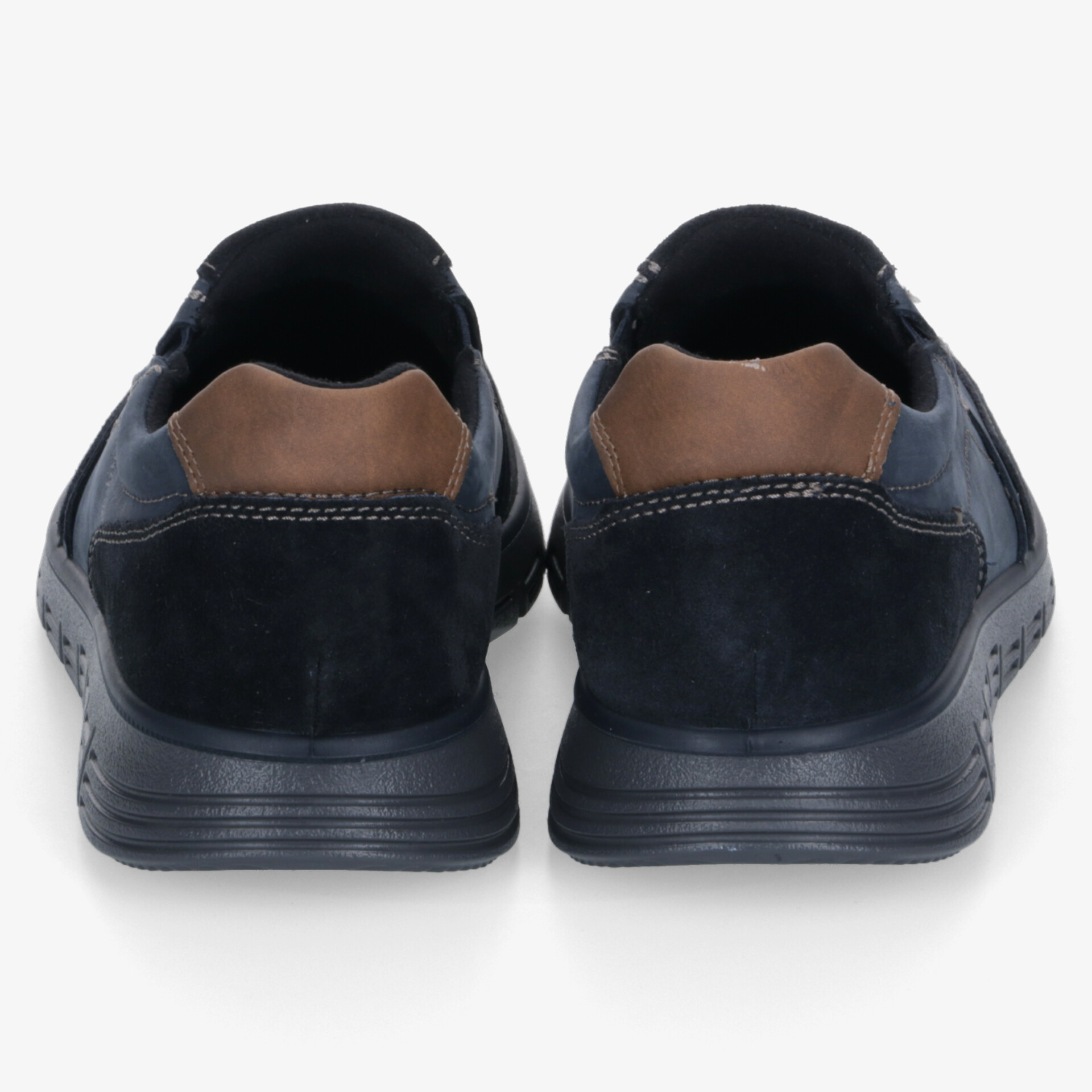 Rückansicht von zwei gleichmäßigen Schuhen mit gepolstertem Kragen und stabiler Sohle