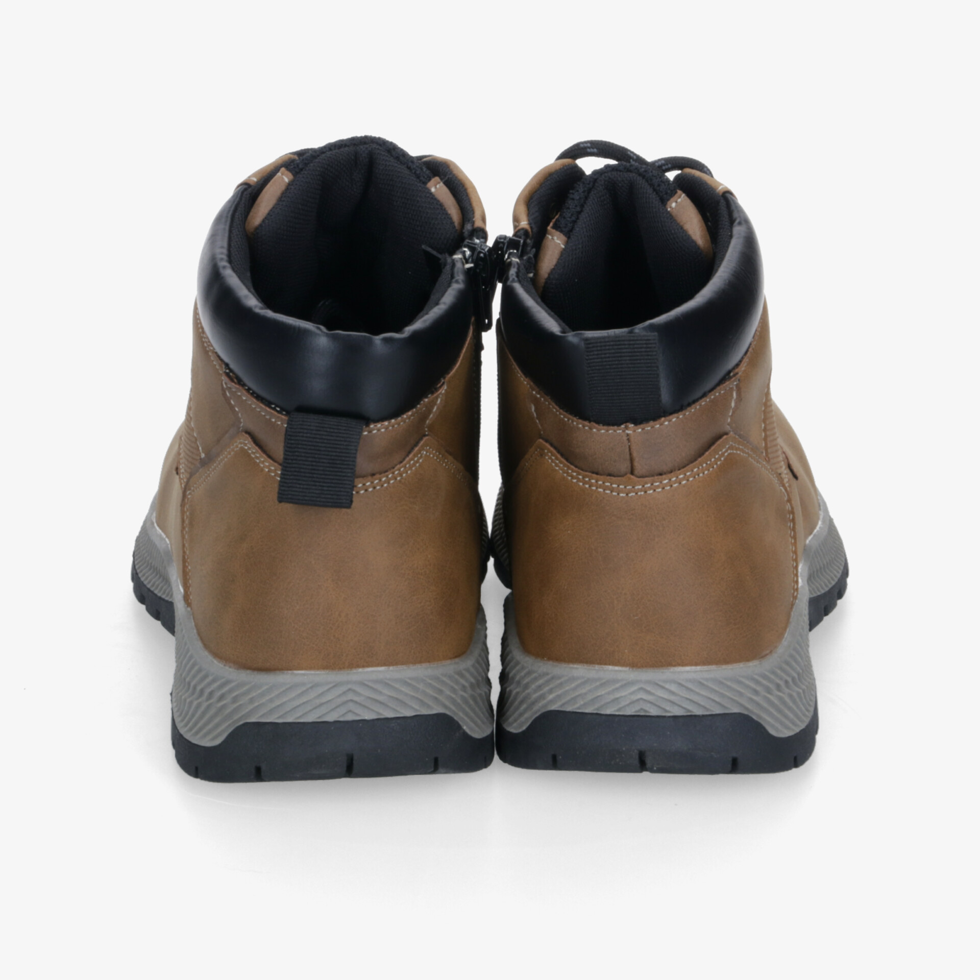 Robuste braune Wanderschuhe mit gepolstertem Schaft und rutschfester Sohle, Rückansicht zeigt stabilen Aufbau