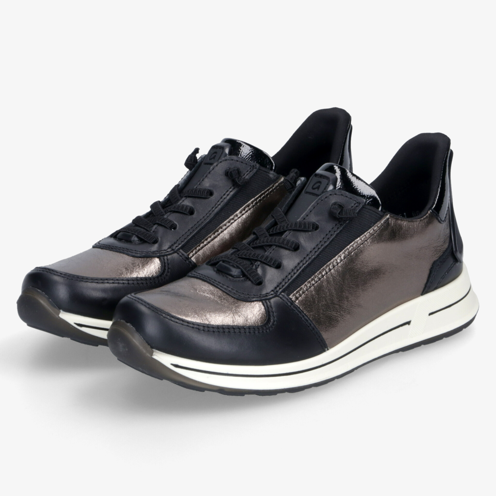 Sportliche Sneaker mit metallischem Glanz, Reißverschluss und Schnürsenkeln auf weißer robuster Sohle