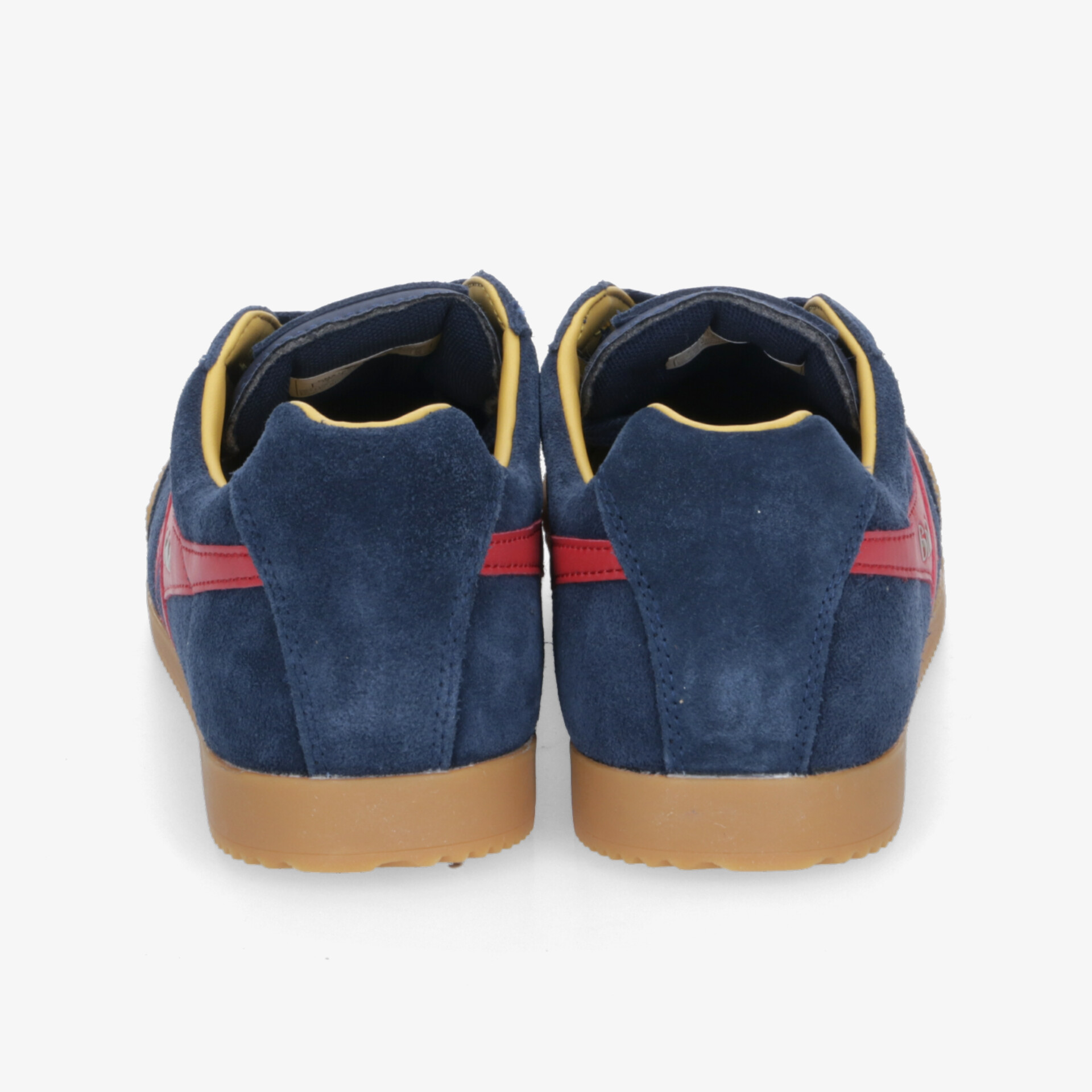 Rückansicht von blauen Sportschuhen mit roten Akzenten und stabiler brauner Sohle, robust und komfortabel