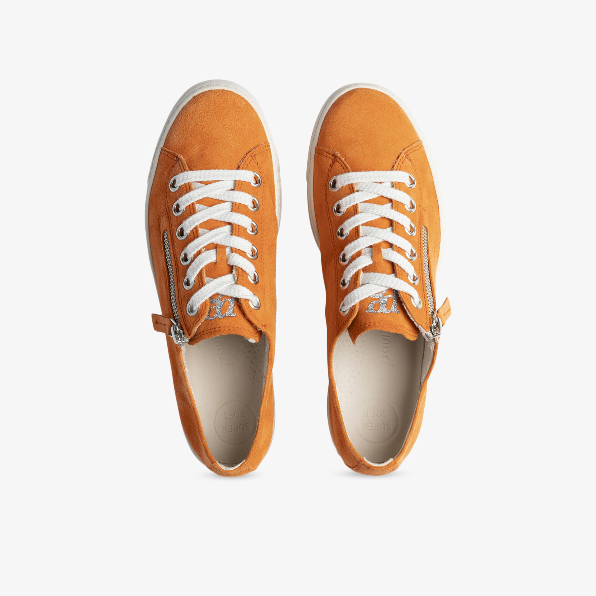Stilvolle orangefarbene Sneaker mit weißen Schnürsenkeln, ideal für Freizeit und Komfort.