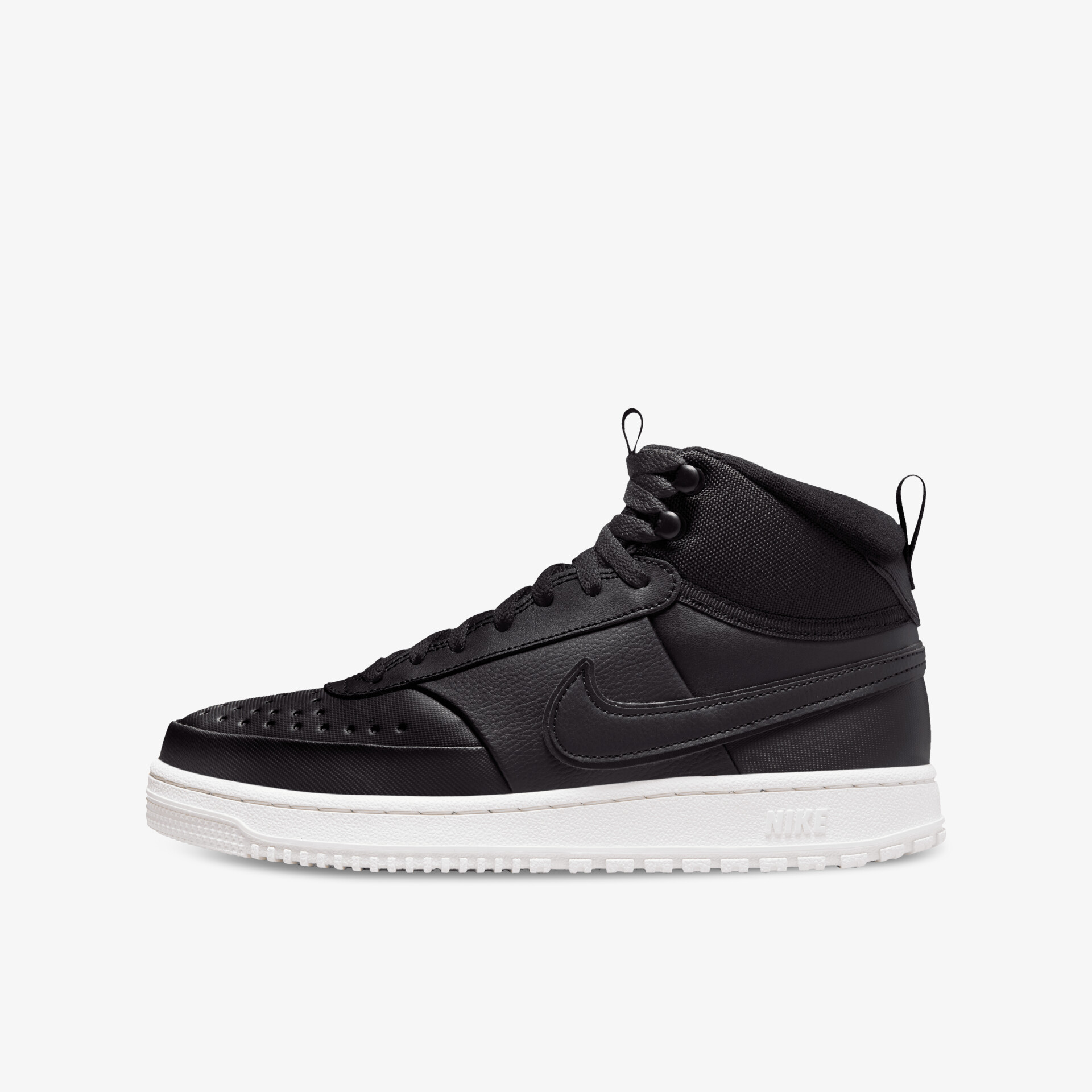 Moderner schwarzer Sneaker mit weißer Sohle in klarer seitlicher Ansicht, bequem und sportlich gestaltet