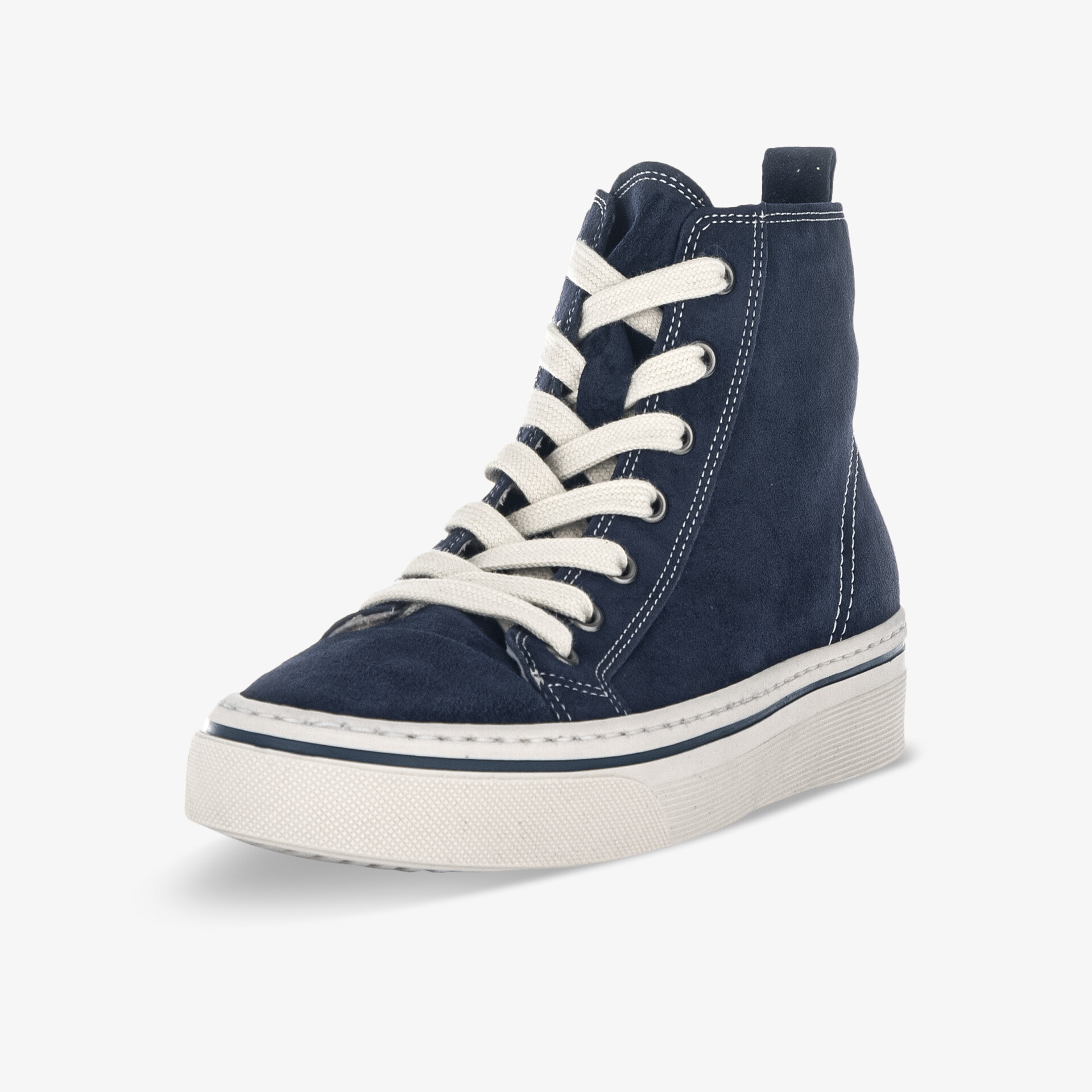 Dunkelblauer Sneaker mit weißer, dicker Sohle und auffälliger Schnürung in schräger Frontansicht