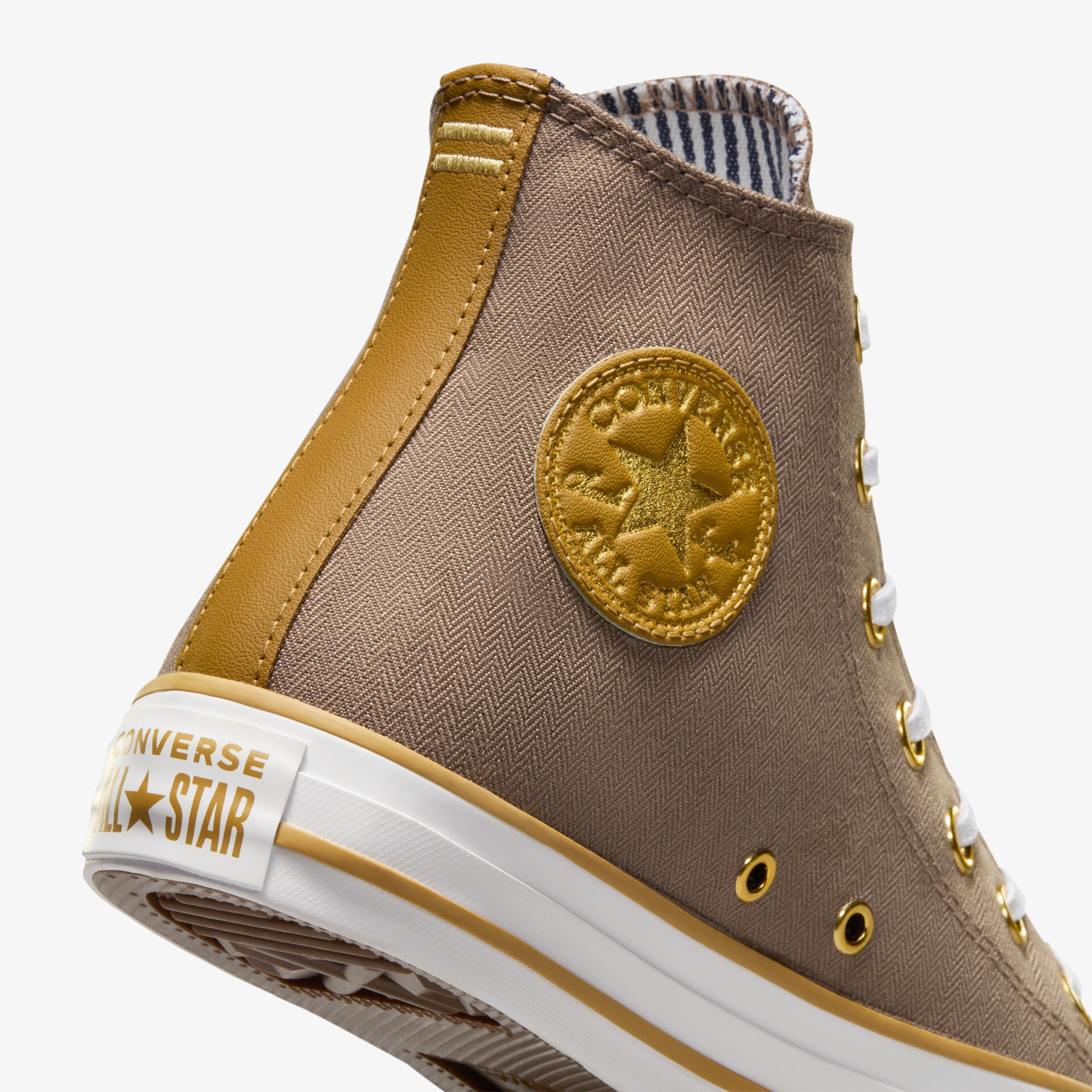Beiger Converse Schuh mit hochwertigem Canvas-Material, robusten Gummisohle und klassischem All Star Logo in Seitenansicht