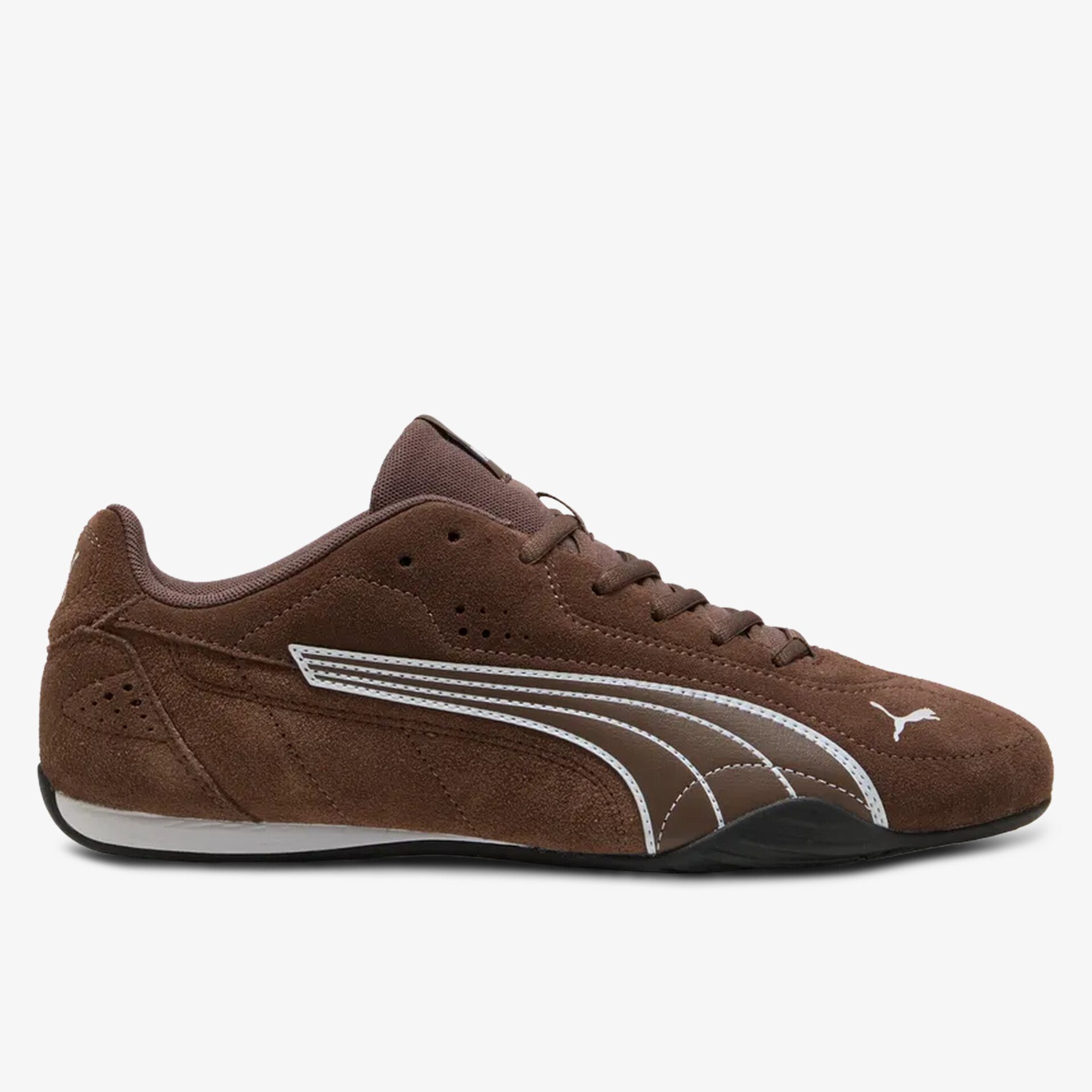 Brauner Puma Sneaker aus Wildleder mit rutschfester Sohle und elegantem Design in seitlicher Ansicht