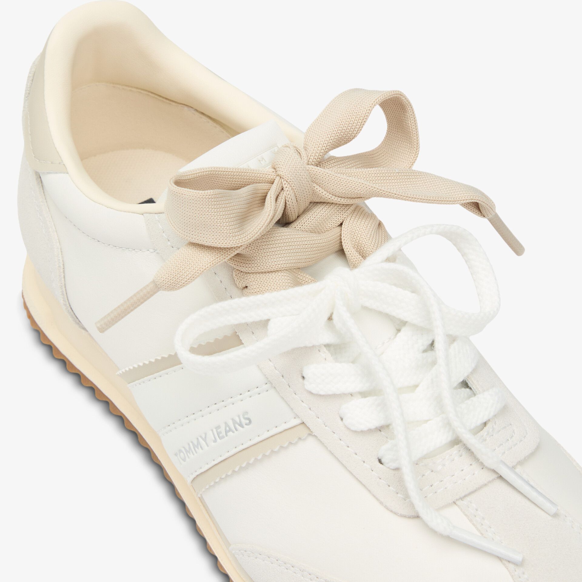 Weißer Sneaker mit bequemer Passform und modischer Schnürung aus leichtem Material