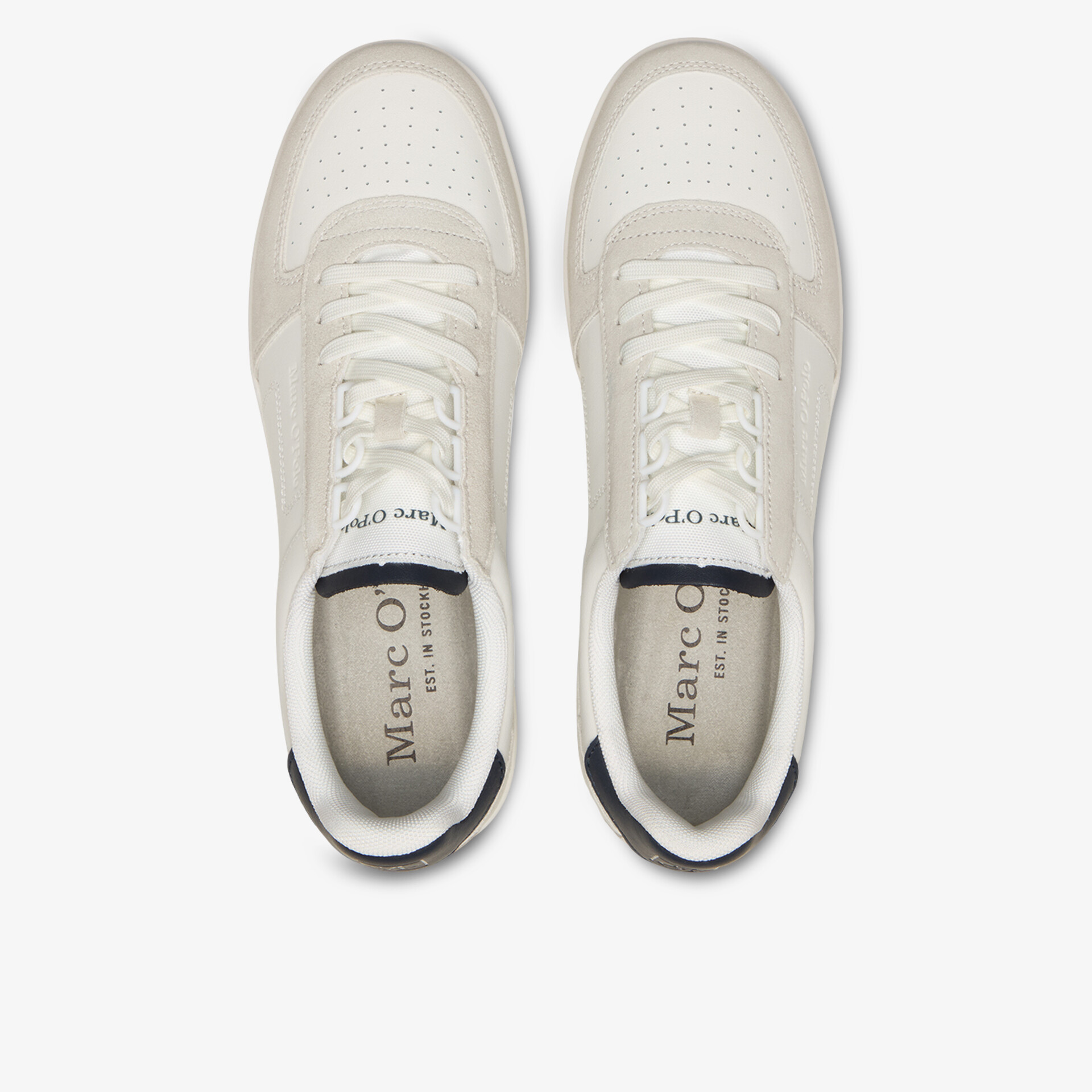 leichter Sneaker in weiß mit atmungsaktivem Material und bequemer Passform in Draufsicht