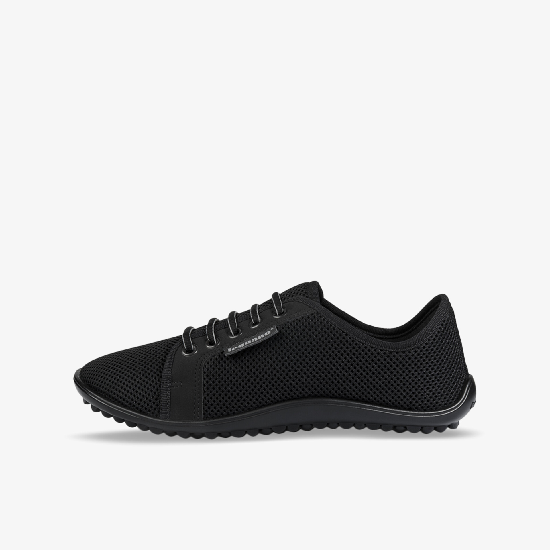 Schwarzer Sportschuh mit atmungsaktivem Mesh und rutschfester Sohle im modernen Design