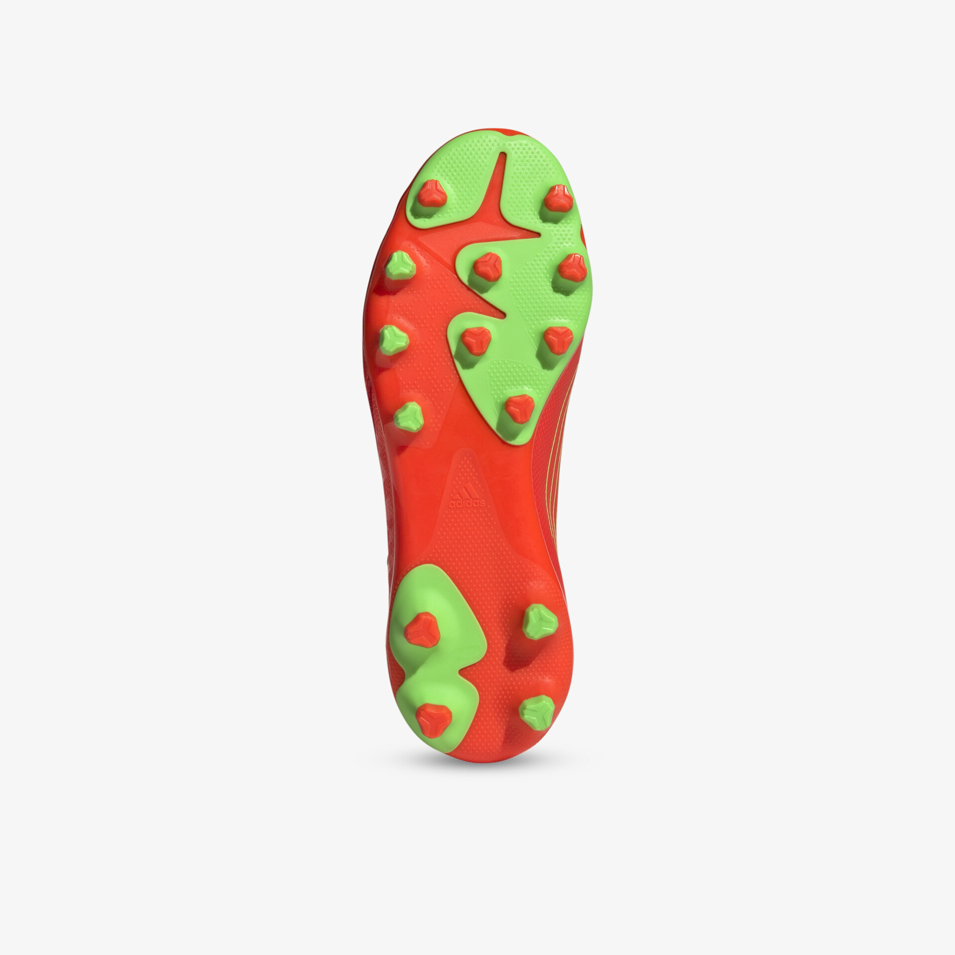 Vielseitige Nockensohle in Rot und Grün bietet optimale Griffigkeit und Stabilität auf dem Spielfeld.