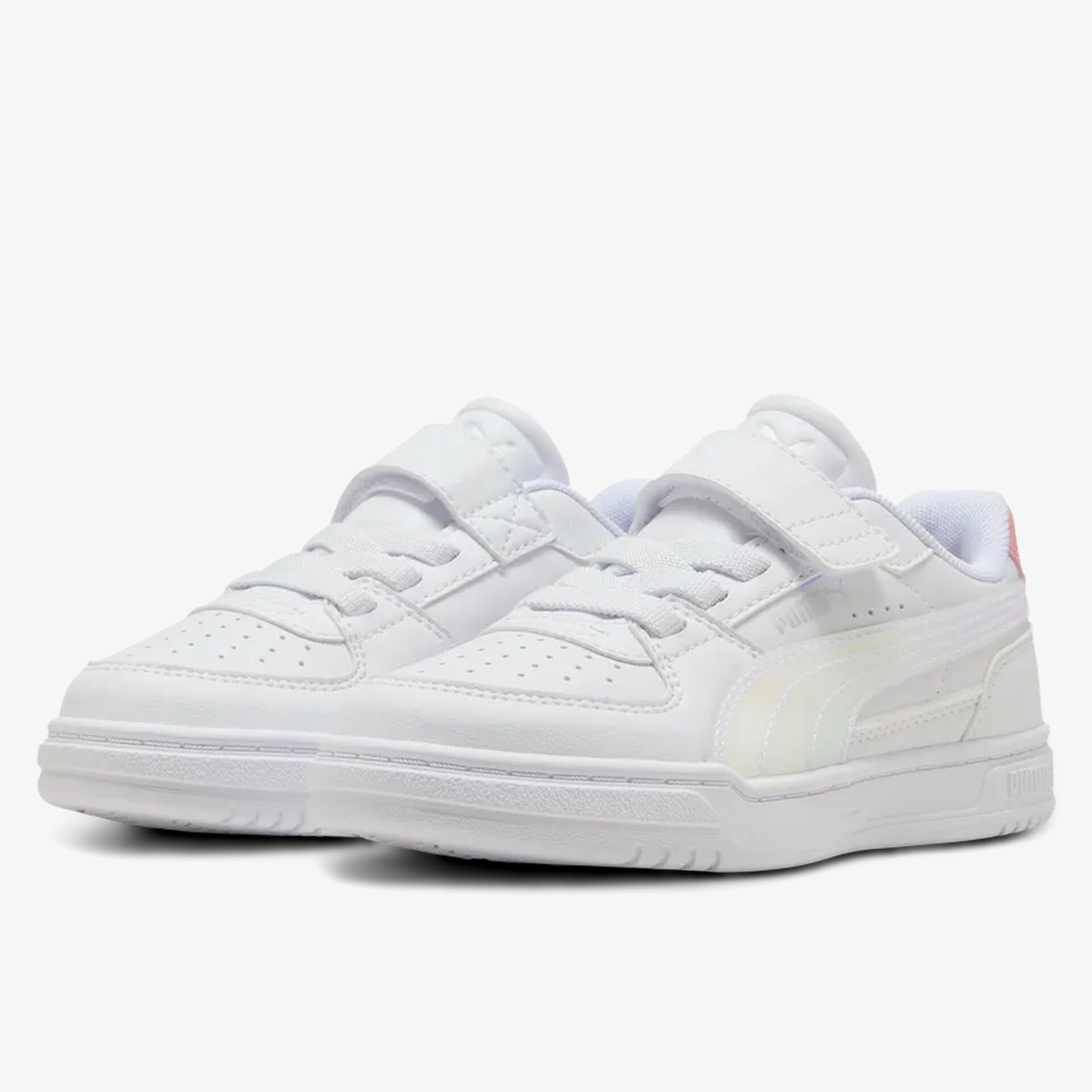 Weißer Sneaker mit sportlichem Design und bequemer Passform in 3/4-Ansicht