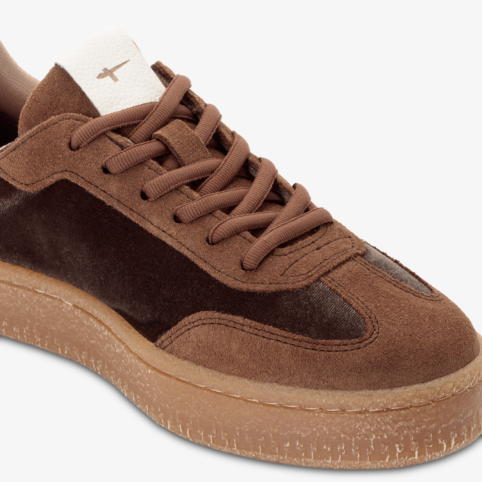 Rutschfester brauner Wildlederschuh mit bequemer Gummisohle und klassischer Schnürung in seitlicher Ansicht