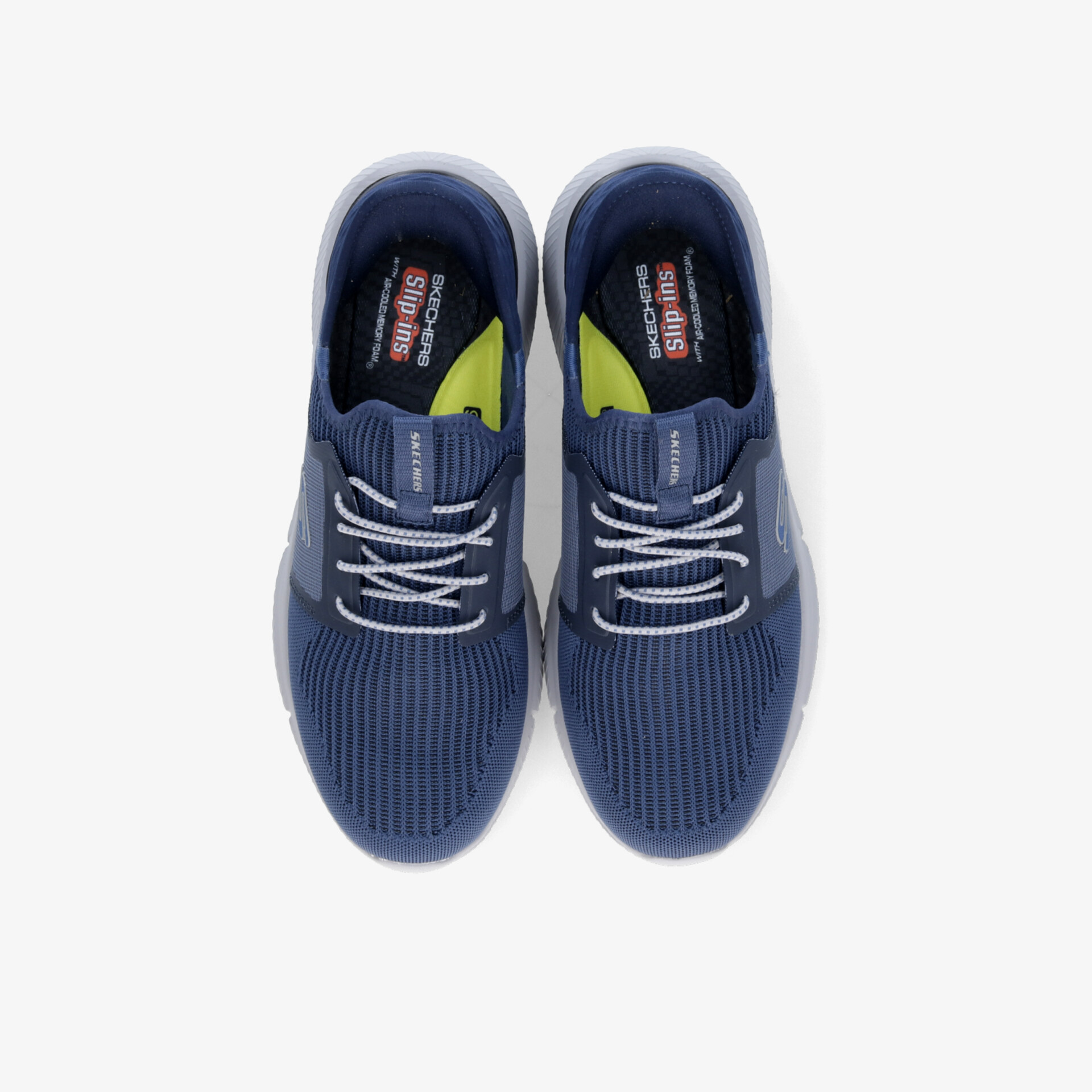 Blaue Sneakers mit weißer Sohle und Schnürsenkeln; perfekte Kombination aus Stil und Komfort.