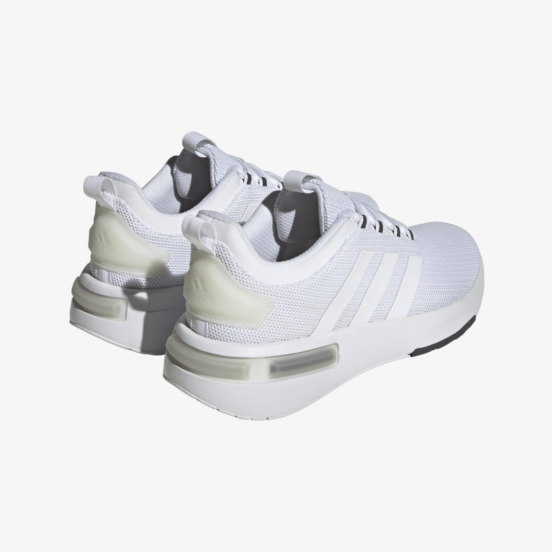 Moderner weißer Sportschuh mit atmungsaktivem Design und hohem Tragekomfort für vielseitige Aktivitäten.