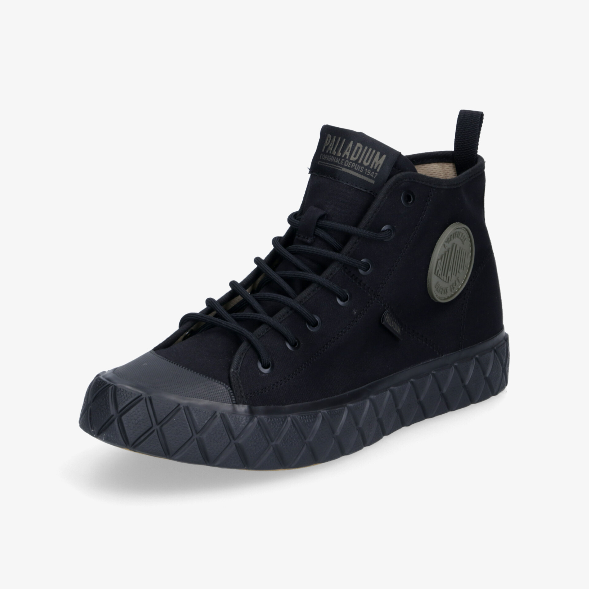 Moderner schwarzer Sneaker mit robustem Design und rutschfester Sohle für optimalen Halt im Alltag.