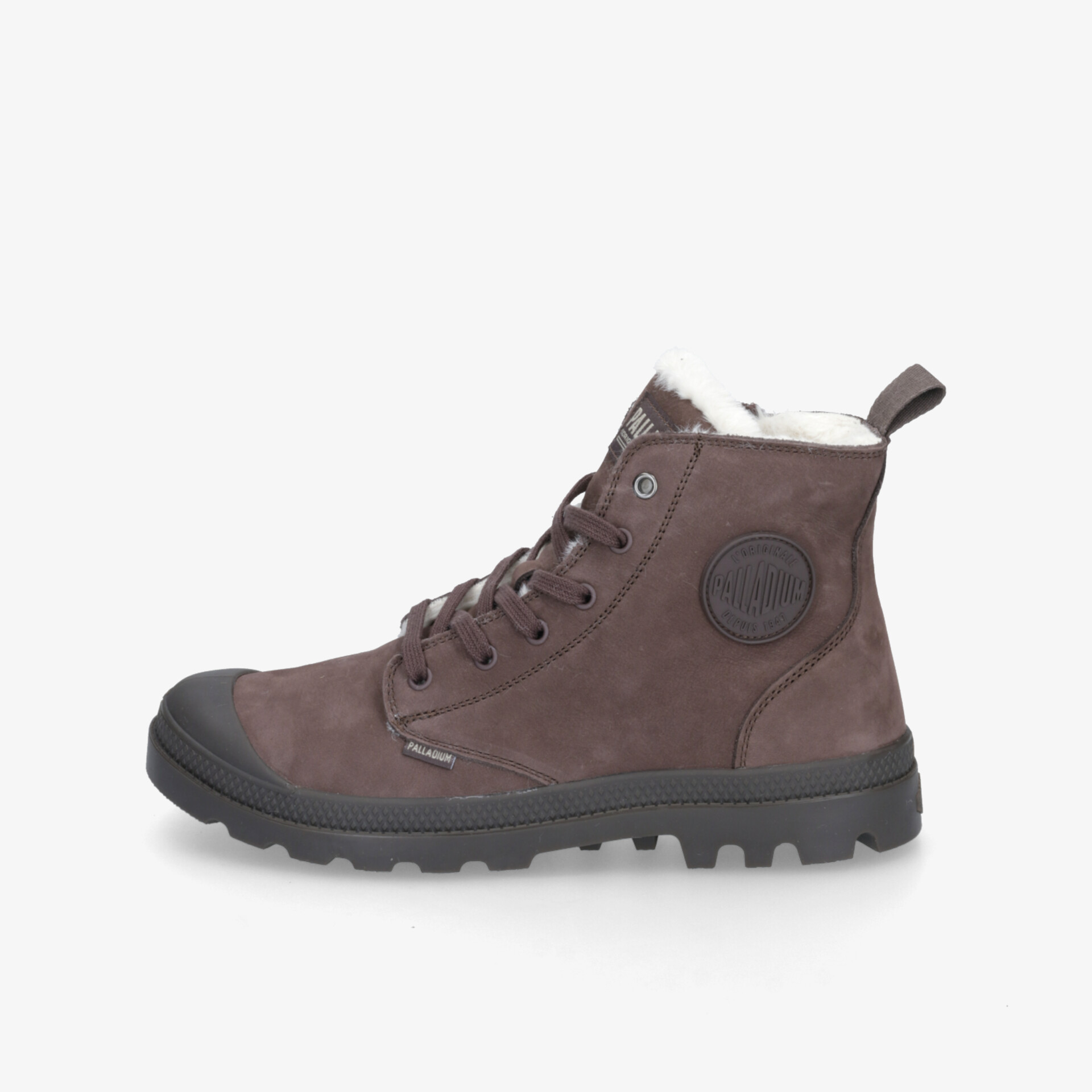 Robuster Winterstiefel mit warmem Innenfutter und rutschfester Profilsohle, seitliche Ansicht