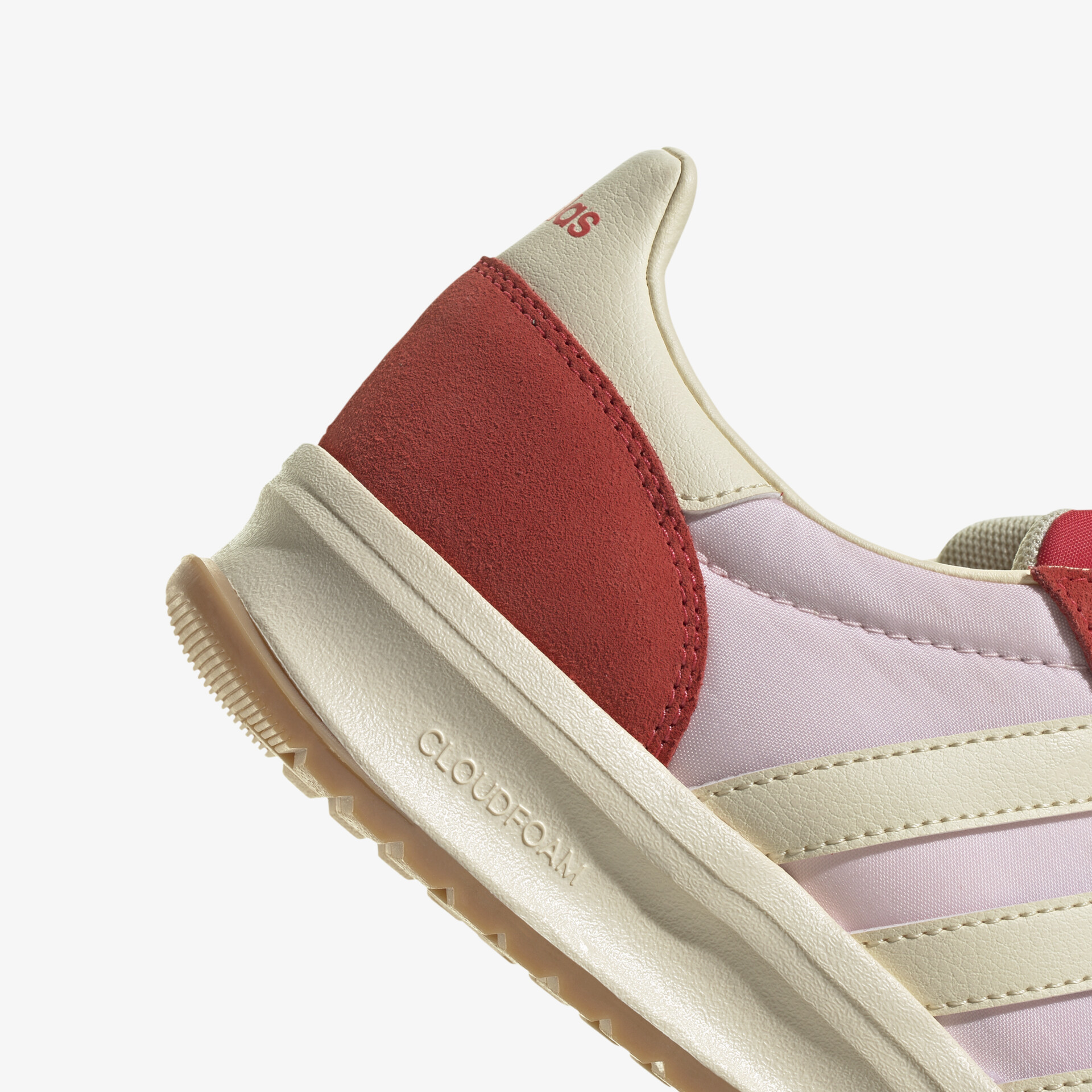 Detailaufnahme eines sportschuhs mit rotem und weißem Material, sichtbarer naht und bequemer polsterung