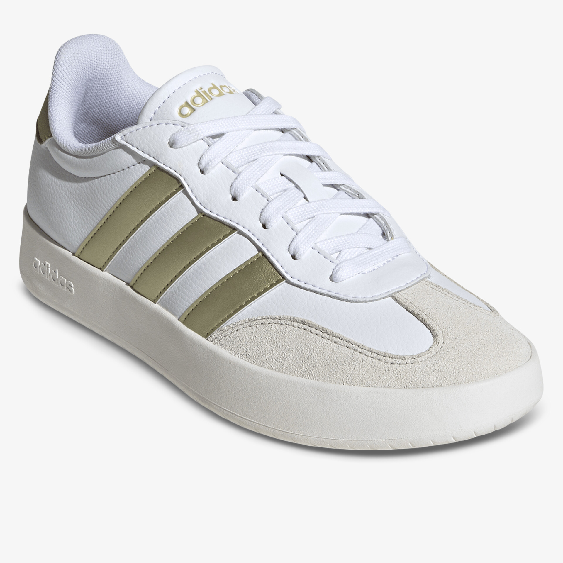 Weißer Sneaker mit goldenen Streifen, sportlichem Design und bequemer Passform in schräger Vorderansicht