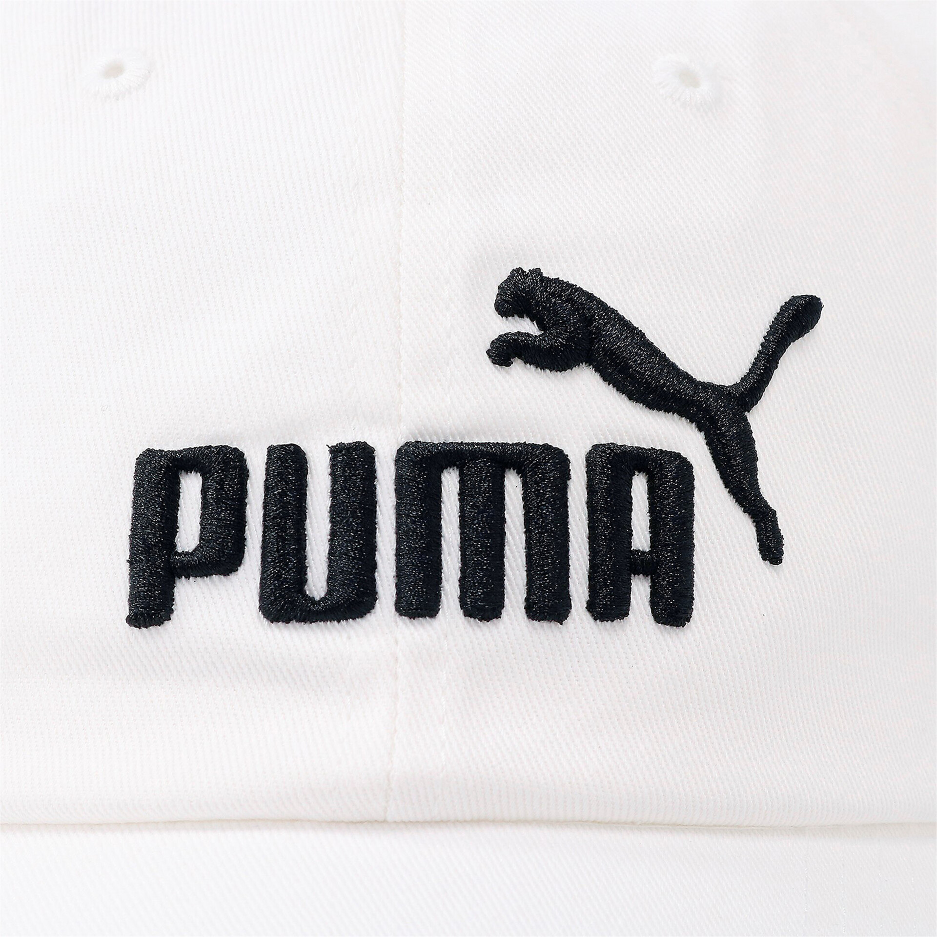 Puma Cap in Weiß mit auffälligem Logo. Sportlich und stilvoll für ein modisches Statement.