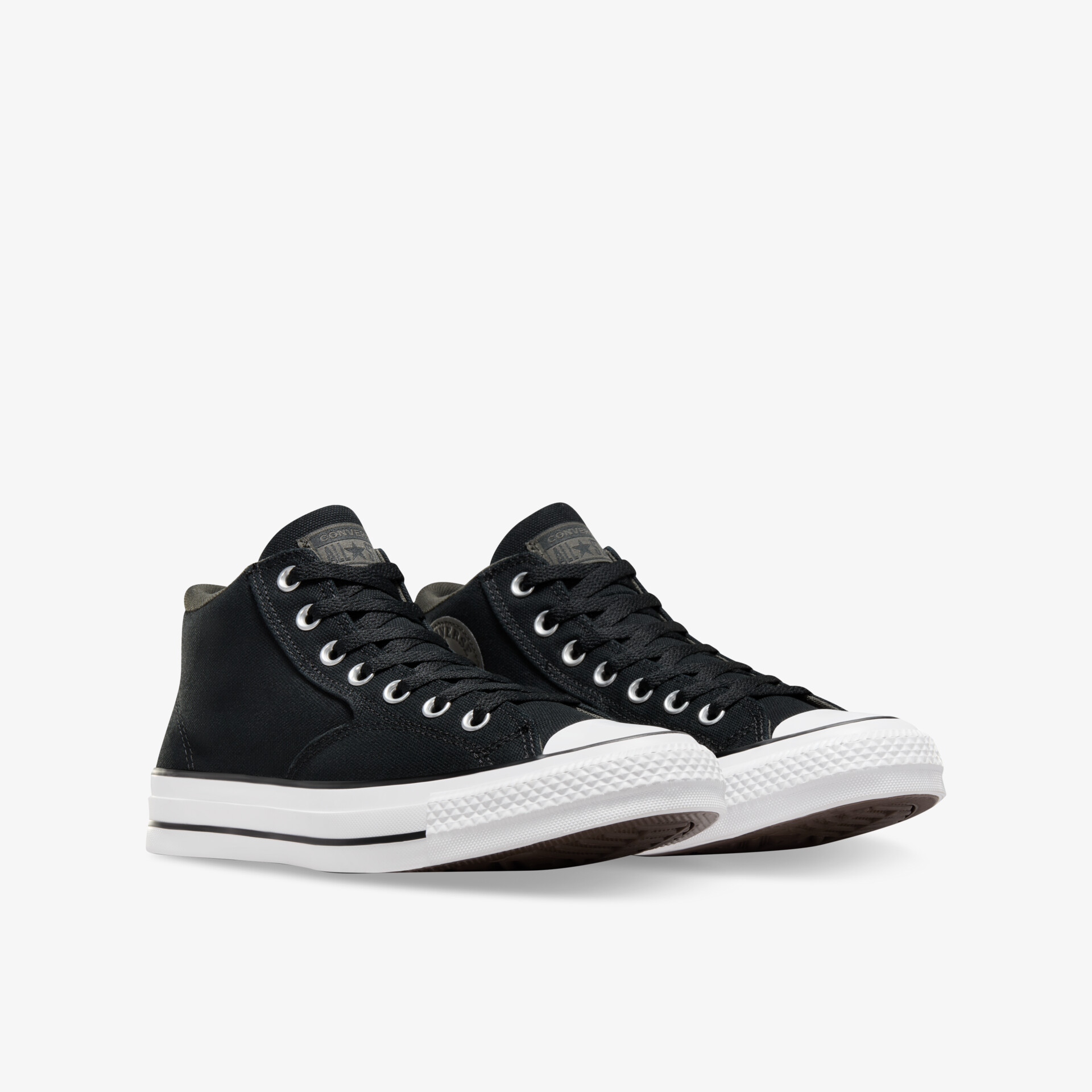 Schwarze klassische Sneaker mit hohem Schnitt und weißer Gummisohle, bequem und strapazierfähig im Paar.