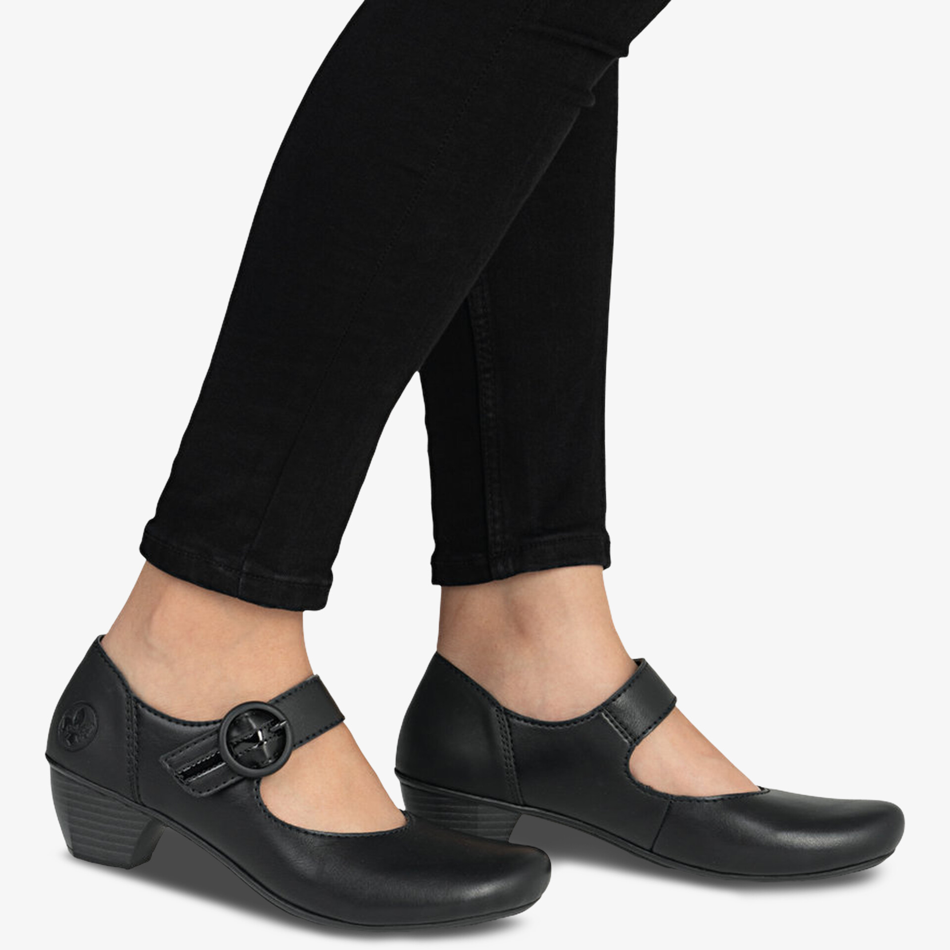 Bequeme schwarze Lederschuhe mit verstellbarer Schnalle und niedrigem Absatz perfekt für den Alltag