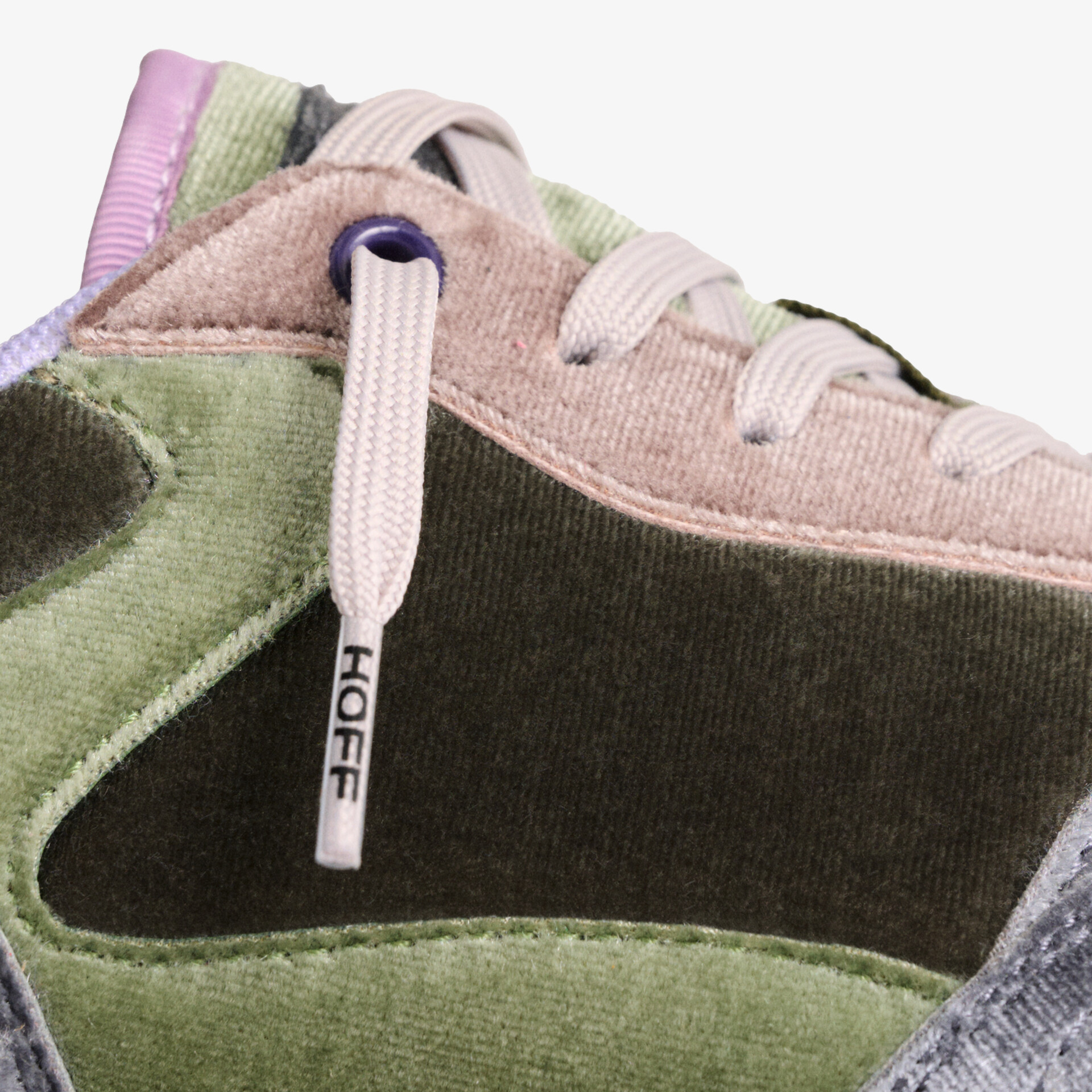 Detailaufnahme von hochwertigem Veloursleder und Schnürung mit klarem Schriftzug für eleganten Look